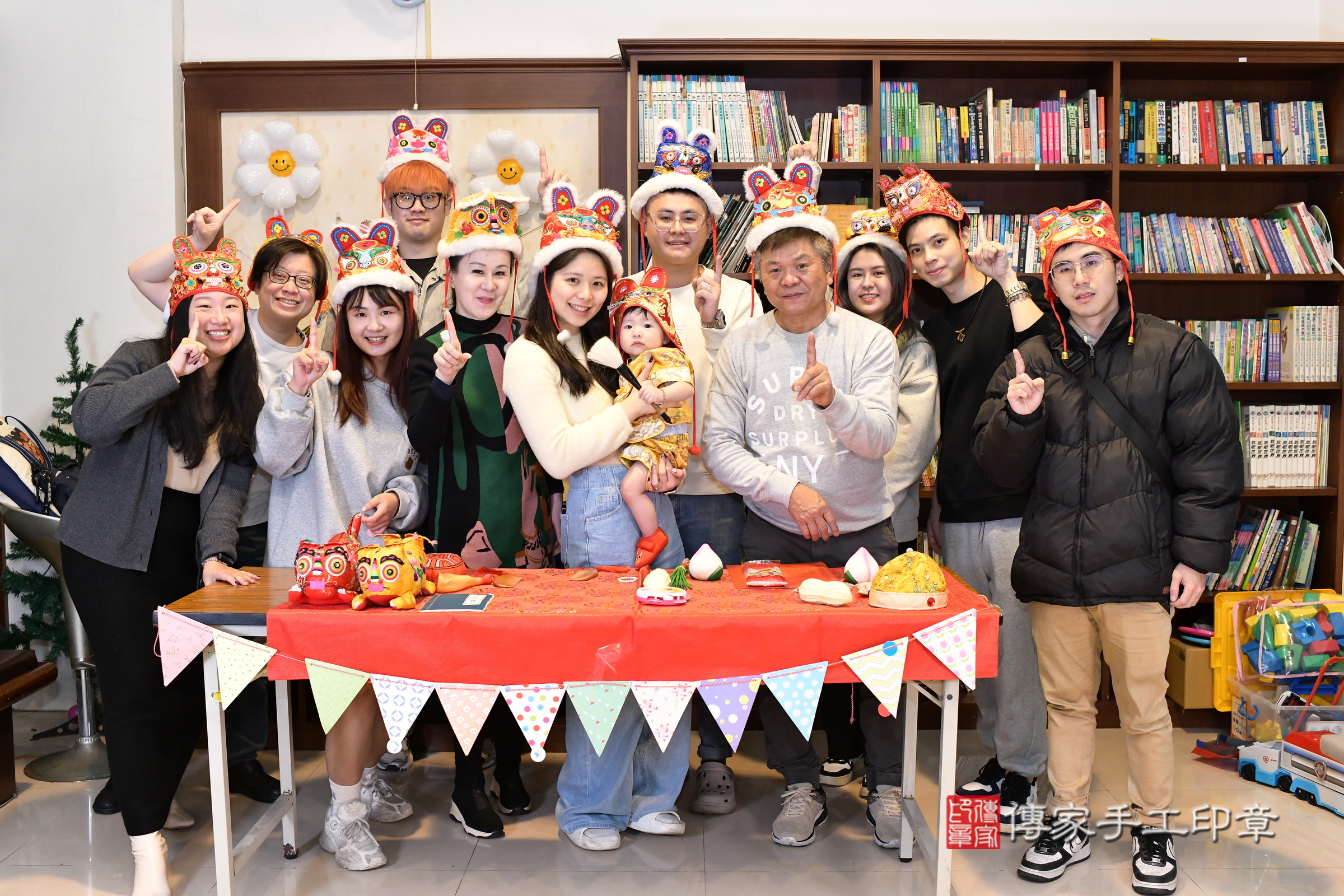 新北市永和區安安寶寶抓周推薦：傳家新北店到府抓周，嬰兒古禮抓周流程儀式吉祥話、抓周道具物品24種、拍照。抓周證書。2025.1.25，照片21
