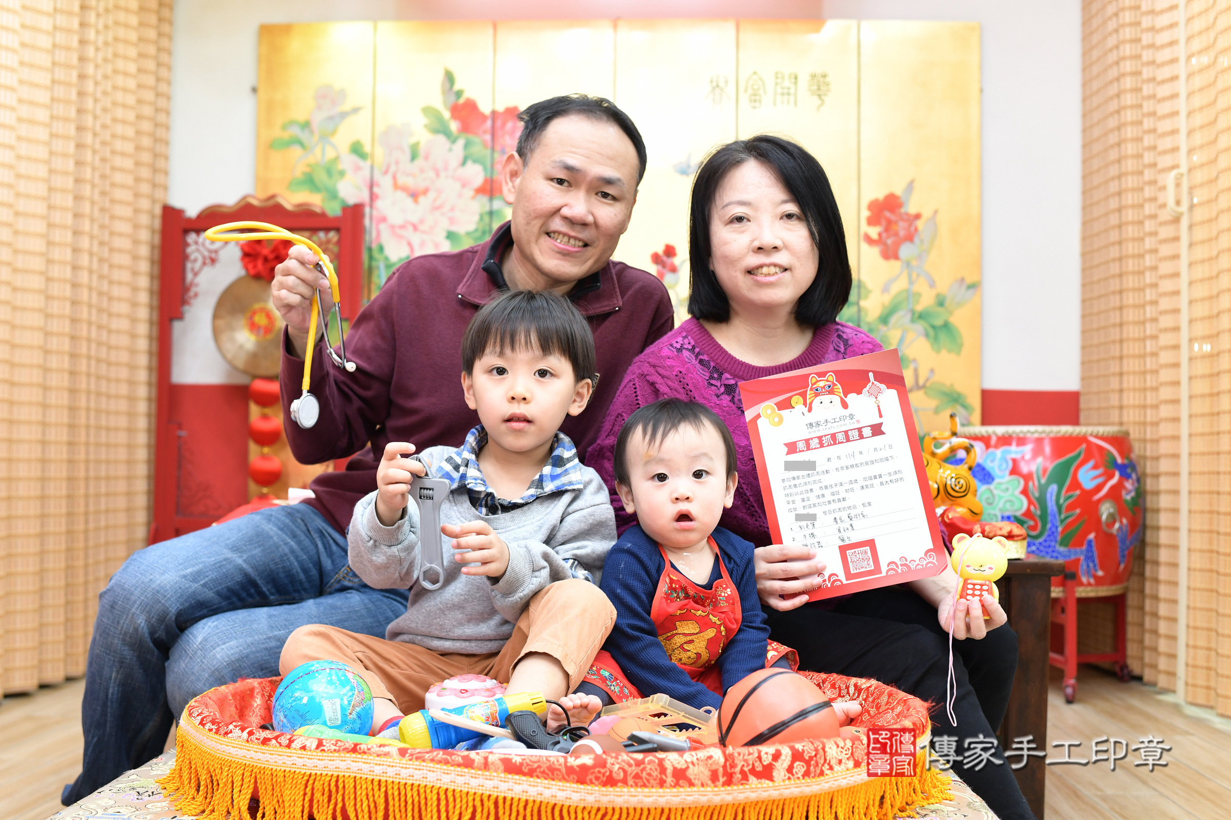 台北市大同區祐祐寶寶抓周推薦：傳家台北店抓周度脺中國風會場，嬰兒古禮抓周流程儀式吉祥話、抓周道具物品24種、拍照。抓周證書。2025.1.21，照片17
