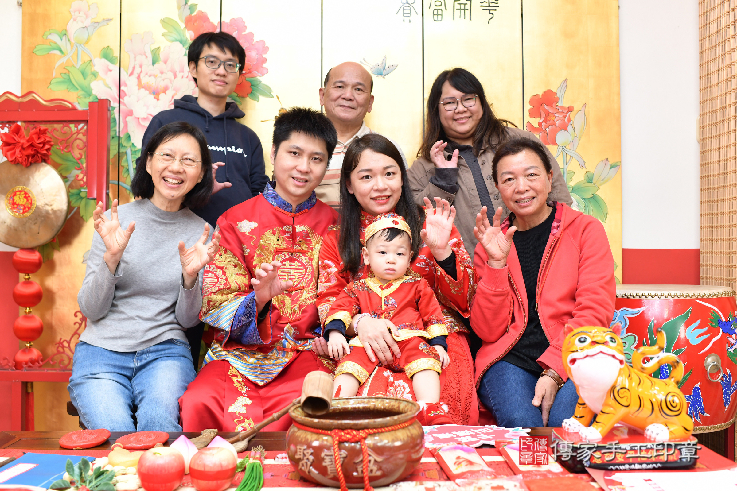 台北市大同區荃荃寶寶抓周推薦：傳家台北店抓周度脺中國風會場，嬰兒古禮抓周流程儀式吉祥話、抓周道具物品24種、拍照。抓周證書。2025.1.25，照片32