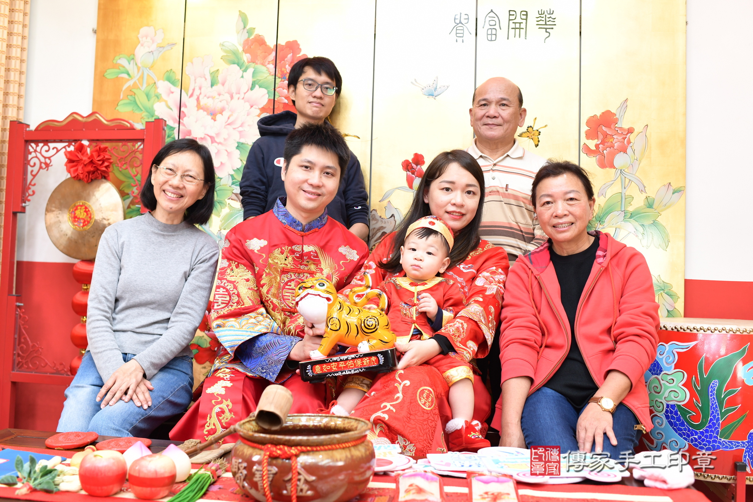 台北市大同區荃荃寶寶抓周推薦：傳家台北店抓周度脺中國風會場，嬰兒古禮抓周流程儀式吉祥話、抓周道具物品24種、拍照。抓周證書。2025.1.25，照片24
