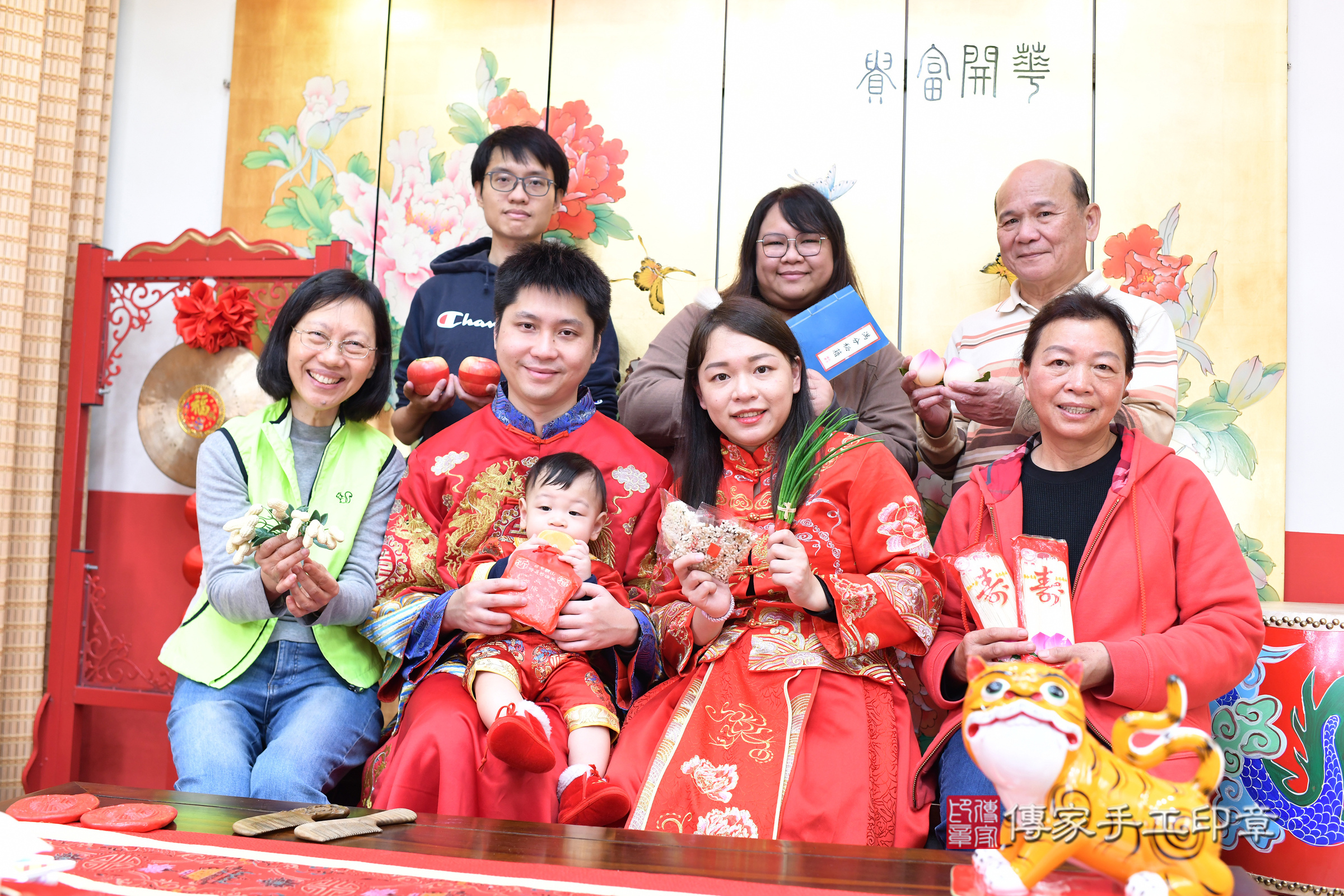 台北市大同區荃荃寶寶抓周推薦：傳家台北店抓周度脺中國風會場，嬰兒古禮抓周流程儀式吉祥話、抓周道具物品24種、拍照。抓周證書。2025.1.25，照片25