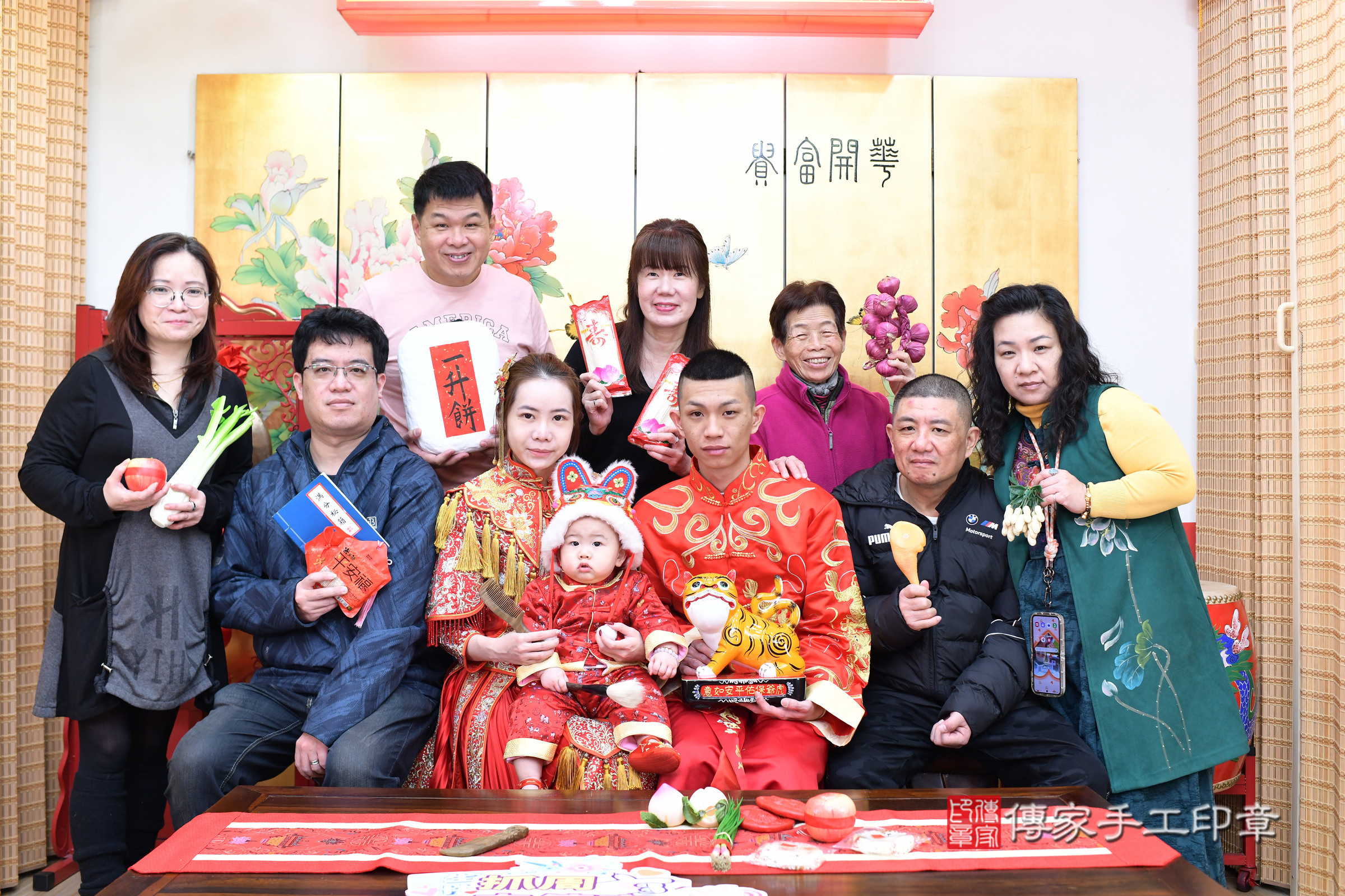 台北市大同區小倫寶寶抓周推薦：傳家台北店抓周度脺中國風會場，嬰兒古禮抓周流程儀式吉祥話、抓周道具物品24種、拍照。抓周證書。2025.1.26，照片20