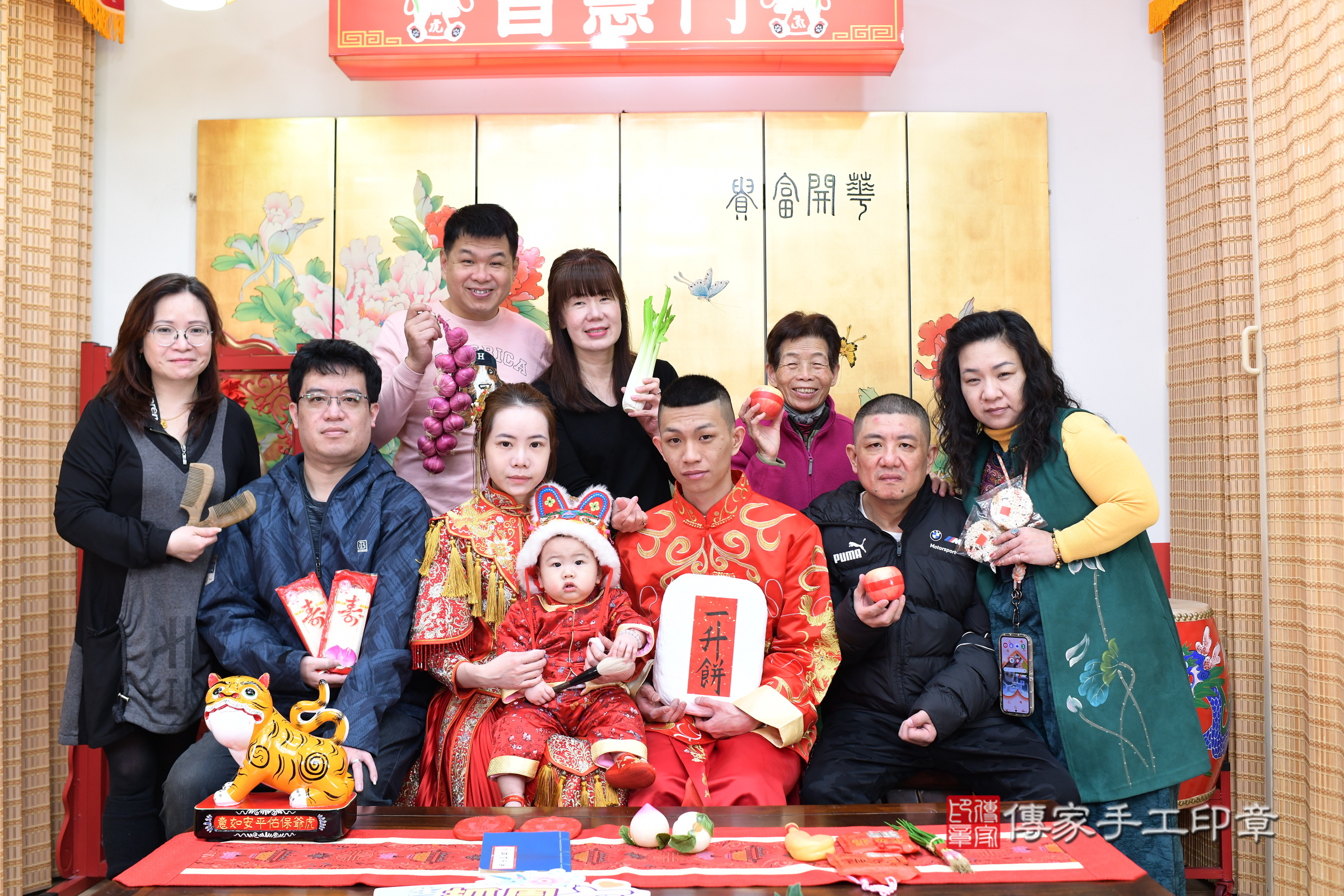 台北市大同區小倫寶寶抓周推薦：傳家台北店抓周度脺中國風會場，嬰兒古禮抓周流程儀式吉祥話、抓周道具物品24種、拍照。抓周證書。2025.1.26，照片19