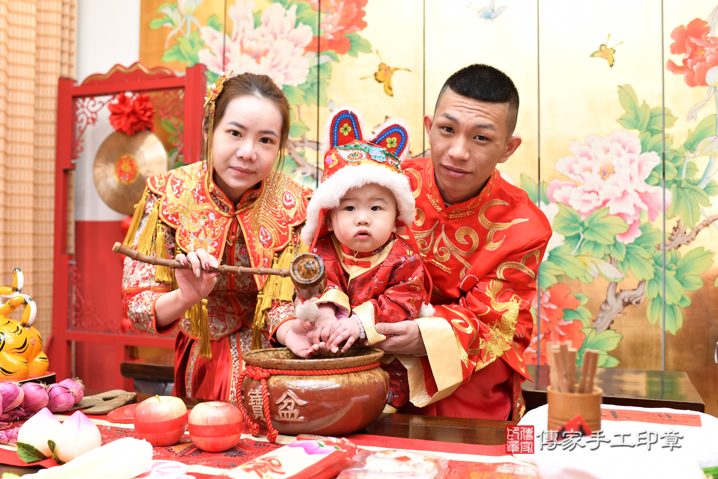 台北市大同區小倫寶寶抓周推薦：傳家台北店抓周度脺中國風會場，嬰兒古禮抓周流程儀式吉祥話、抓周道具物品24種、拍照。抓周證書。2025.1.26，照片14