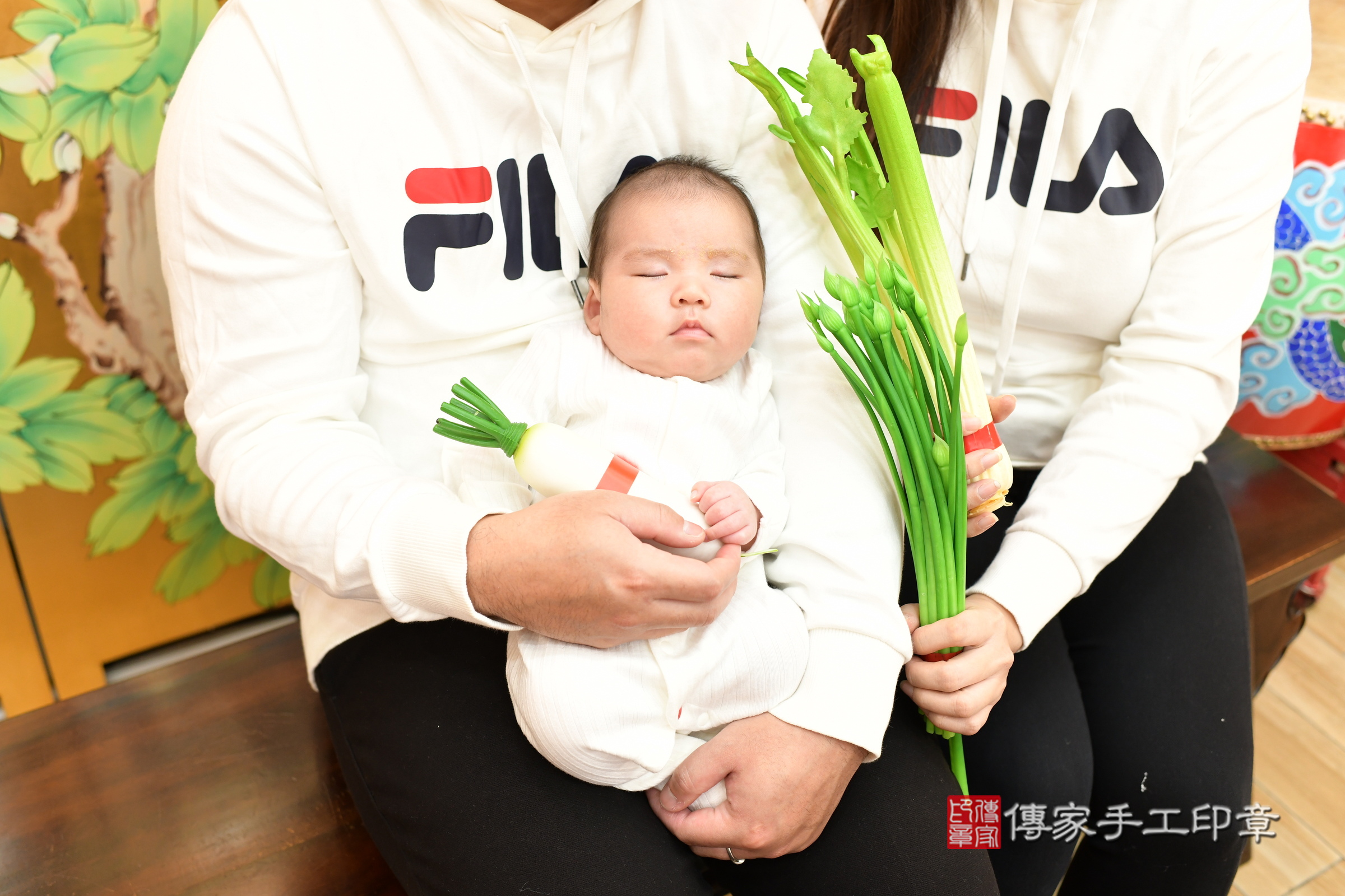 小逸寶寶(台北市大同區嬰兒寶寶滿月剃頭理髮、嬰兒剃胎毛儀式吉祥話)。中國風會場，爸媽寶貝穿「日中韓」古裝禮服。專業拍照、證書。★購買「臍帶章、肚臍章、胎毛筆刷印章」贈送：剃頭、收涎、抓周，三選一。2025.1.22，照片16