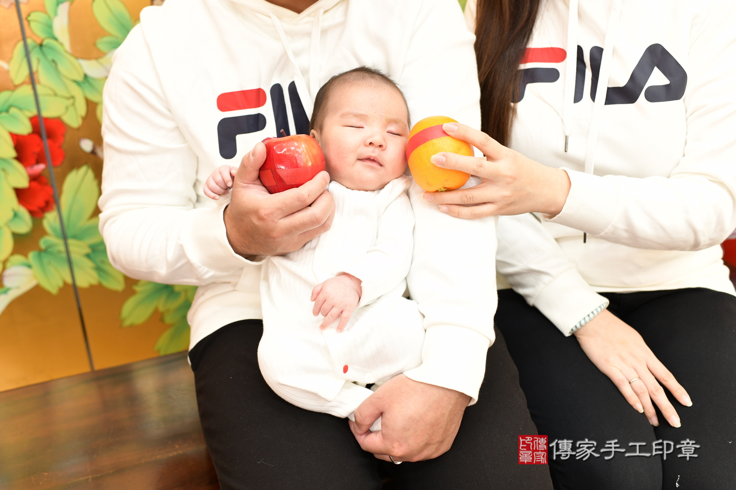 小逸寶寶(台北市大同區嬰兒寶寶滿月剃頭理髮、嬰兒剃胎毛儀式吉祥話)。中國風會場，爸媽寶貝穿「日中韓」古裝禮服。專業拍照、證書。★購買「臍帶章、肚臍章、胎毛筆刷印章」贈送：剃頭、收涎、抓周，三選一。2025.1.22，照片10