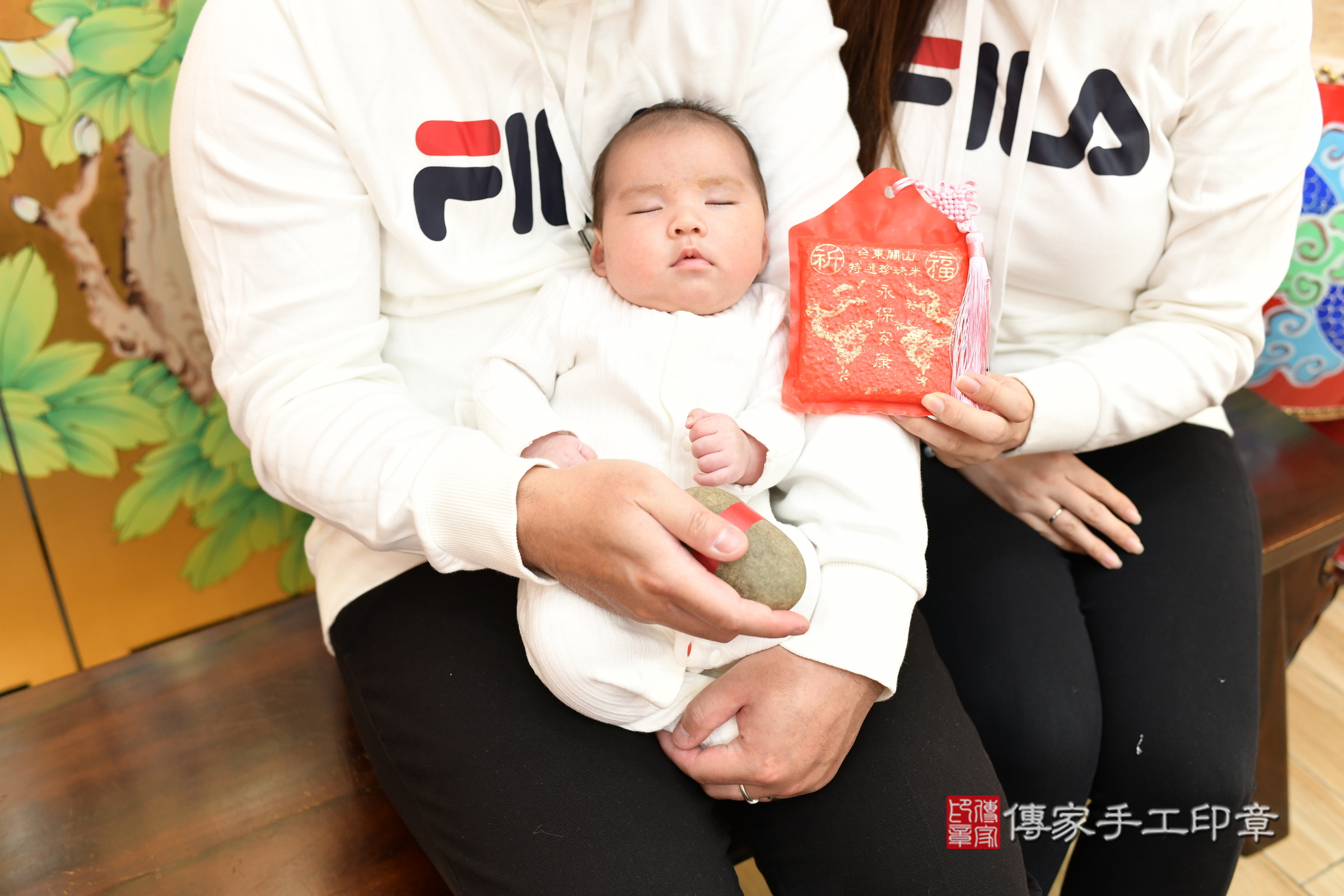 小逸寶寶(台北市大同區嬰兒寶寶滿月剃頭理髮、嬰兒剃胎毛儀式吉祥話)。中國風會場，爸媽寶貝穿「日中韓」古裝禮服。專業拍照、證書。★購買「臍帶章、肚臍章、胎毛筆刷印章」贈送：剃頭、收涎、抓周，三選一。2025.1.22，照片14