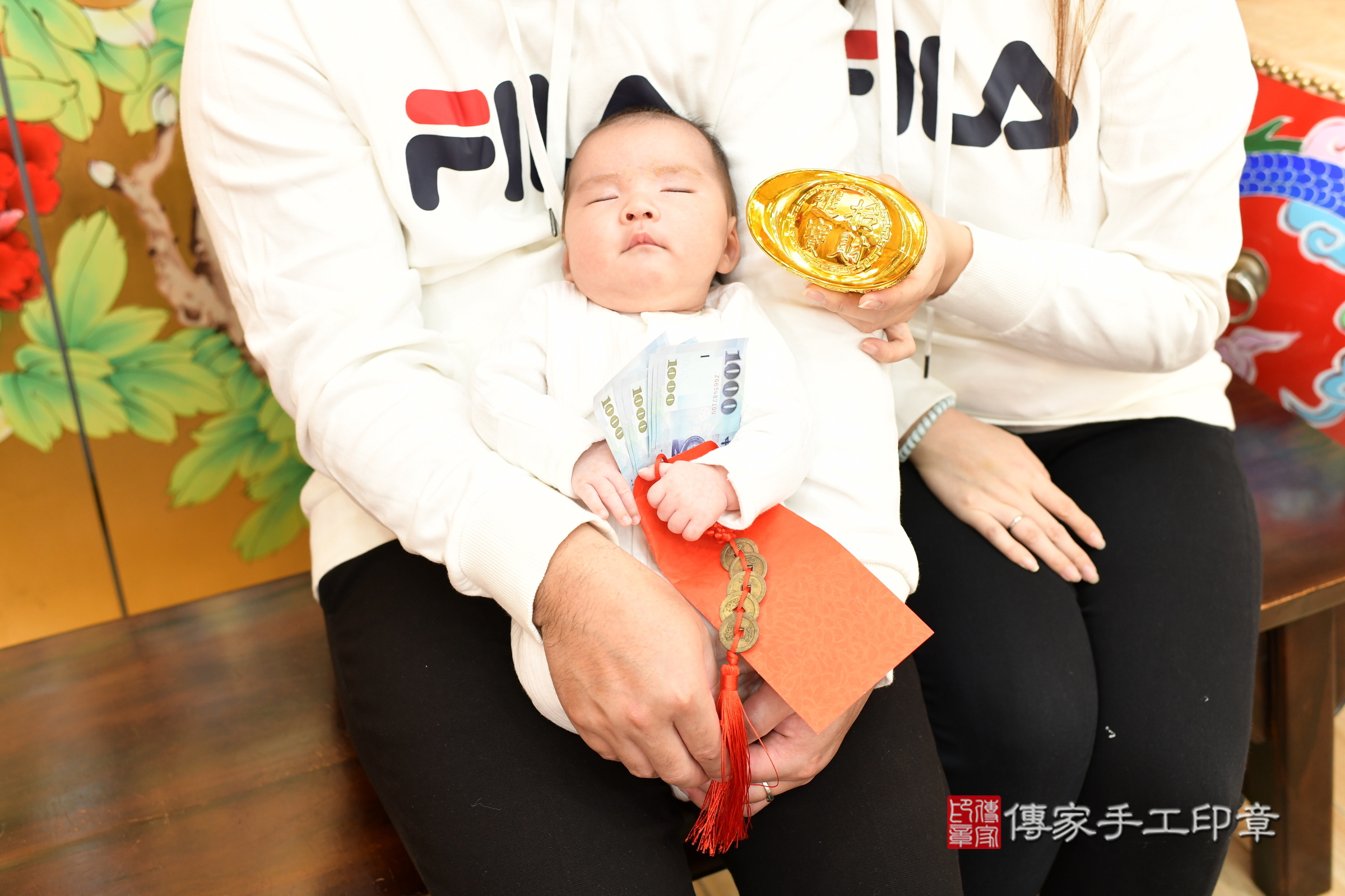 小逸寶寶(台北市大同區嬰兒寶寶滿月剃頭理髮、嬰兒剃胎毛儀式吉祥話)。中國風會場，爸媽寶貝穿「日中韓」古裝禮服。專業拍照、證書。★購買「臍帶章、肚臍章、胎毛筆刷印章」贈送：剃頭、收涎、抓周，三選一。2025.1.22，照片18