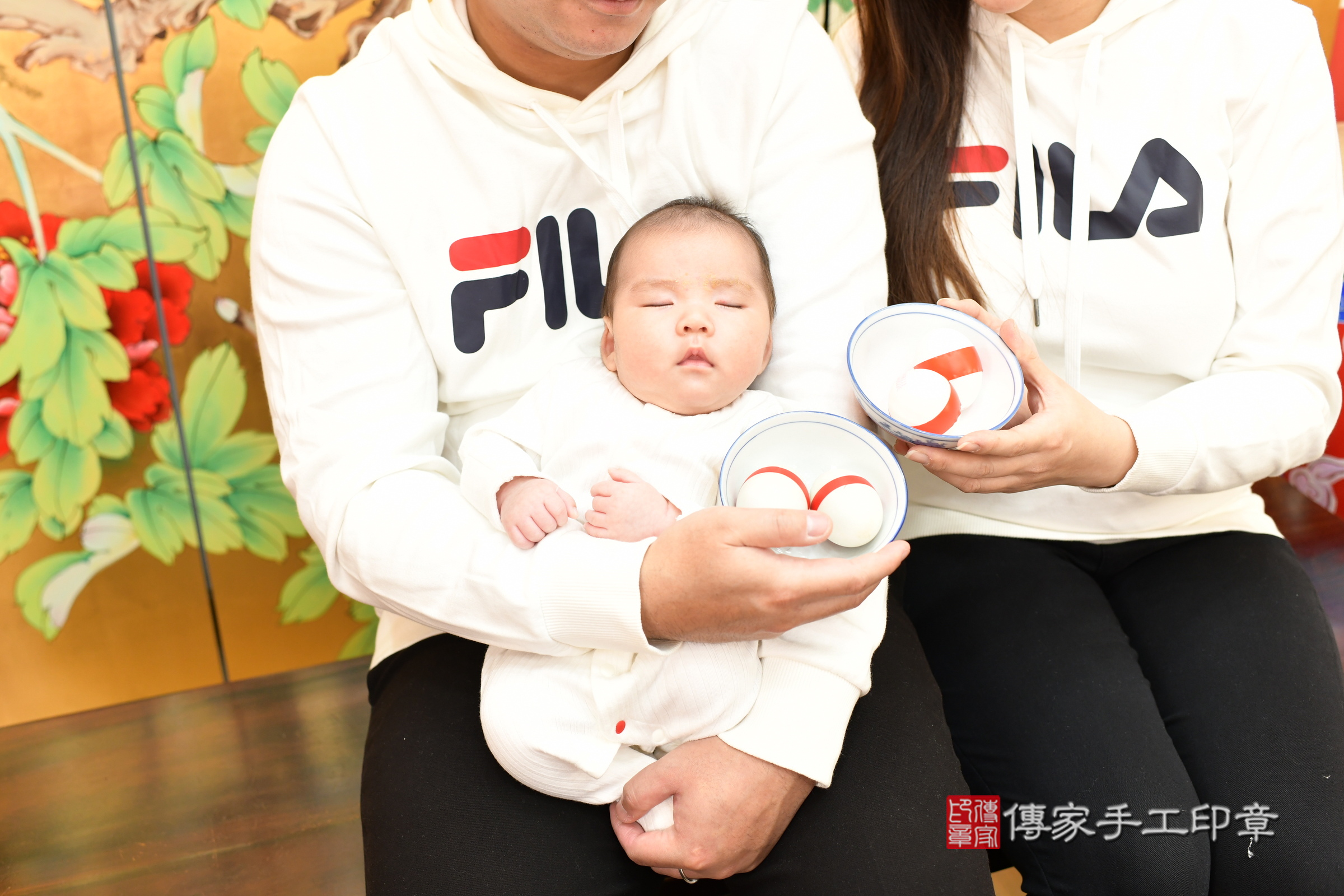 小逸寶寶(台北市大同區嬰兒寶寶滿月剃頭理髮、嬰兒剃胎毛儀式吉祥話)。中國風會場，爸媽寶貝穿「日中韓」古裝禮服。專業拍照、證書。★購買「臍帶章、肚臍章、胎毛筆刷印章」贈送：剃頭、收涎、抓周，三選一。2025.1.22，照片8