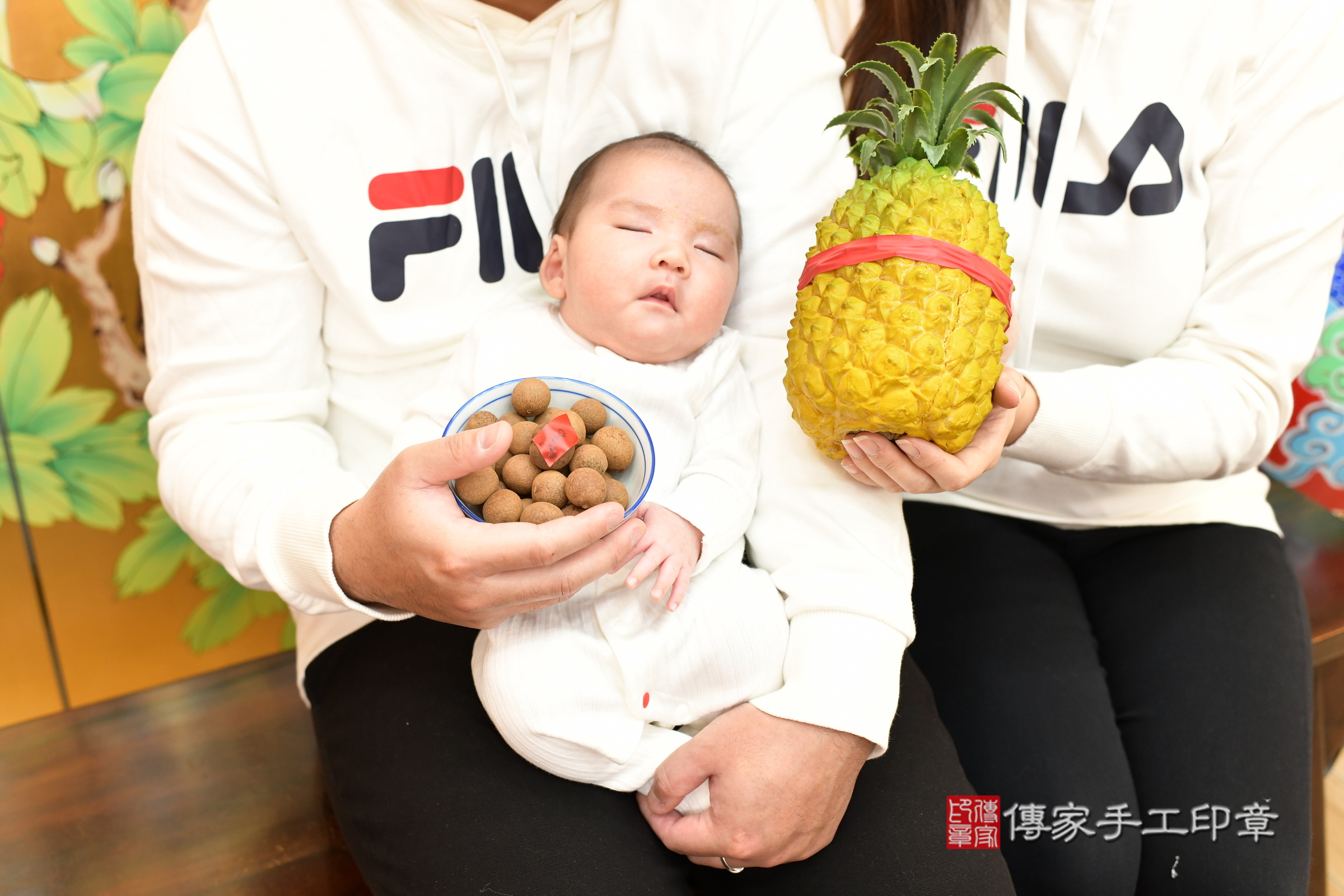 小逸寶寶(台北市大同區嬰兒寶寶滿月剃頭理髮、嬰兒剃胎毛儀式吉祥話)。中國風會場，爸媽寶貝穿「日中韓」古裝禮服。專業拍照、證書。★購買「臍帶章、肚臍章、胎毛筆刷印章」贈送：剃頭、收涎、抓周，三選一。2025.1.22，照片12