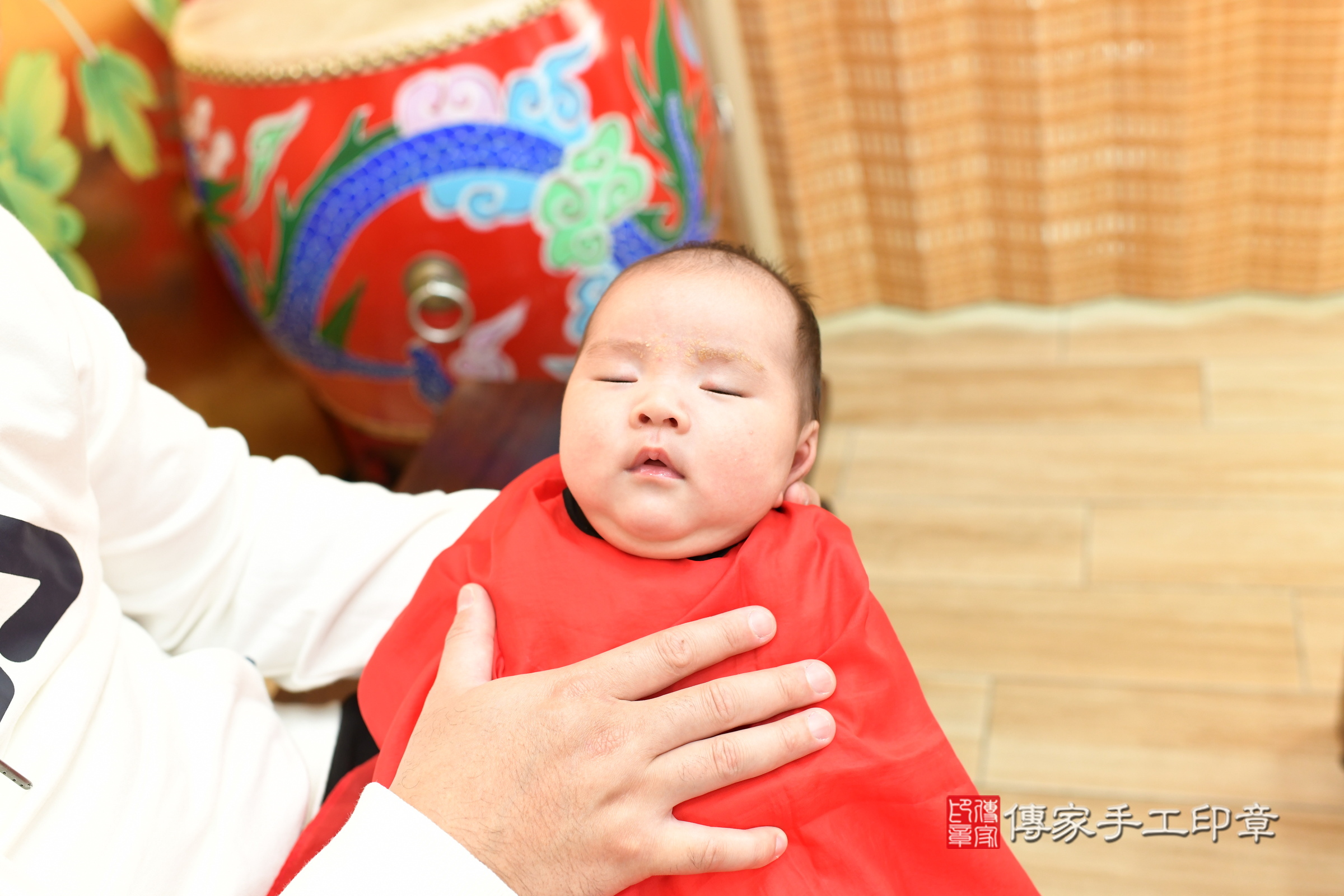 小逸寶寶(台北市大同區嬰兒寶寶滿月剃頭理髮、嬰兒剃胎毛儀式吉祥話)。中國風會場，爸媽寶貝穿「日中韓」古裝禮服。專業拍照、證書。★購買「臍帶章、肚臍章、胎毛筆刷印章」贈送：剃頭、收涎、抓周，三選一。2025.1.22，照片19