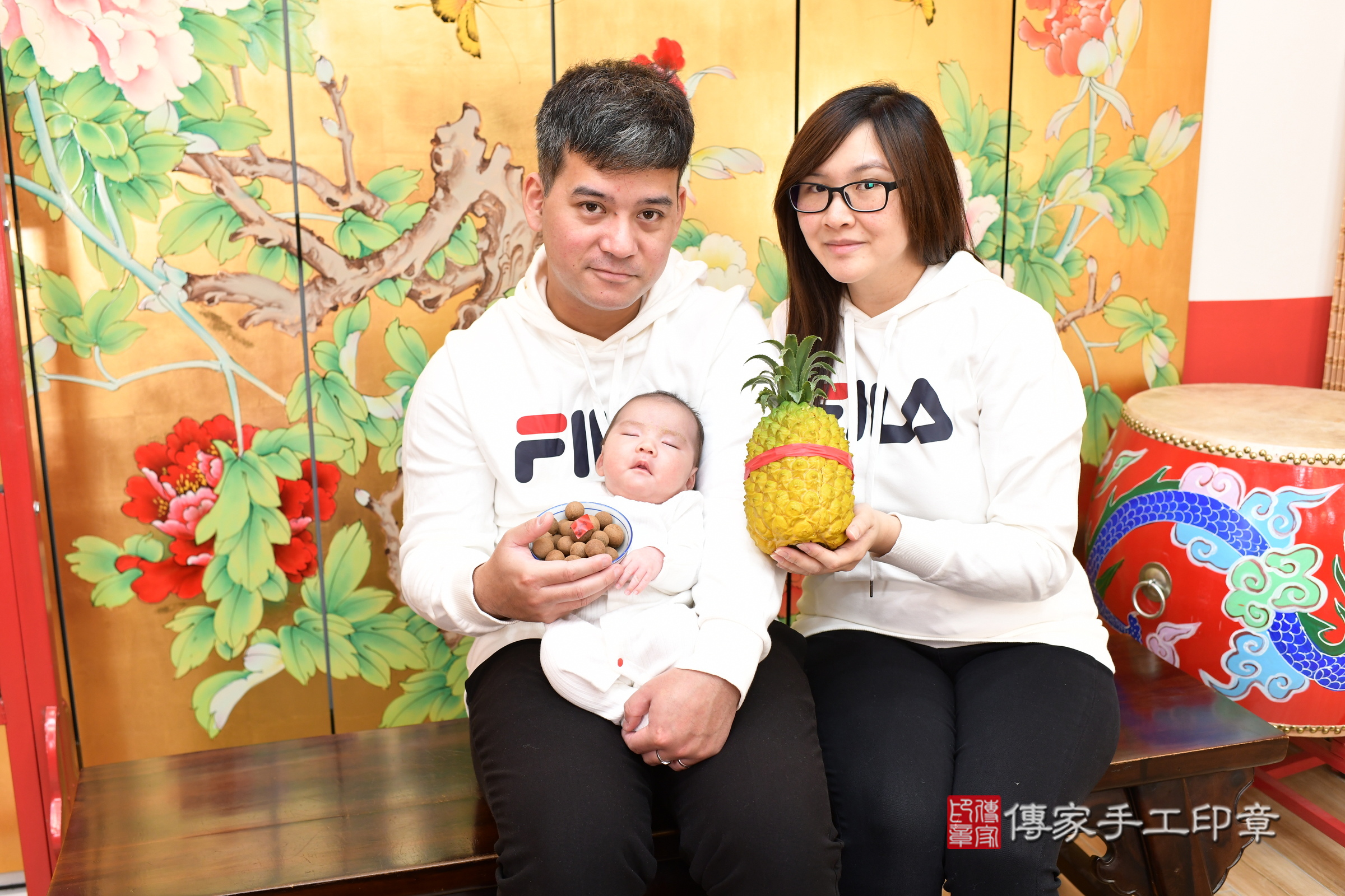 小逸寶寶(台北市大同區嬰兒寶寶滿月剃頭理髮、嬰兒剃胎毛儀式吉祥話)。中國風會場，爸媽寶貝穿「日中韓」古裝禮服。專業拍照、證書。★購買「臍帶章、肚臍章、胎毛筆刷印章」贈送：剃頭、收涎、抓周，三選一。2025.1.22，照片11