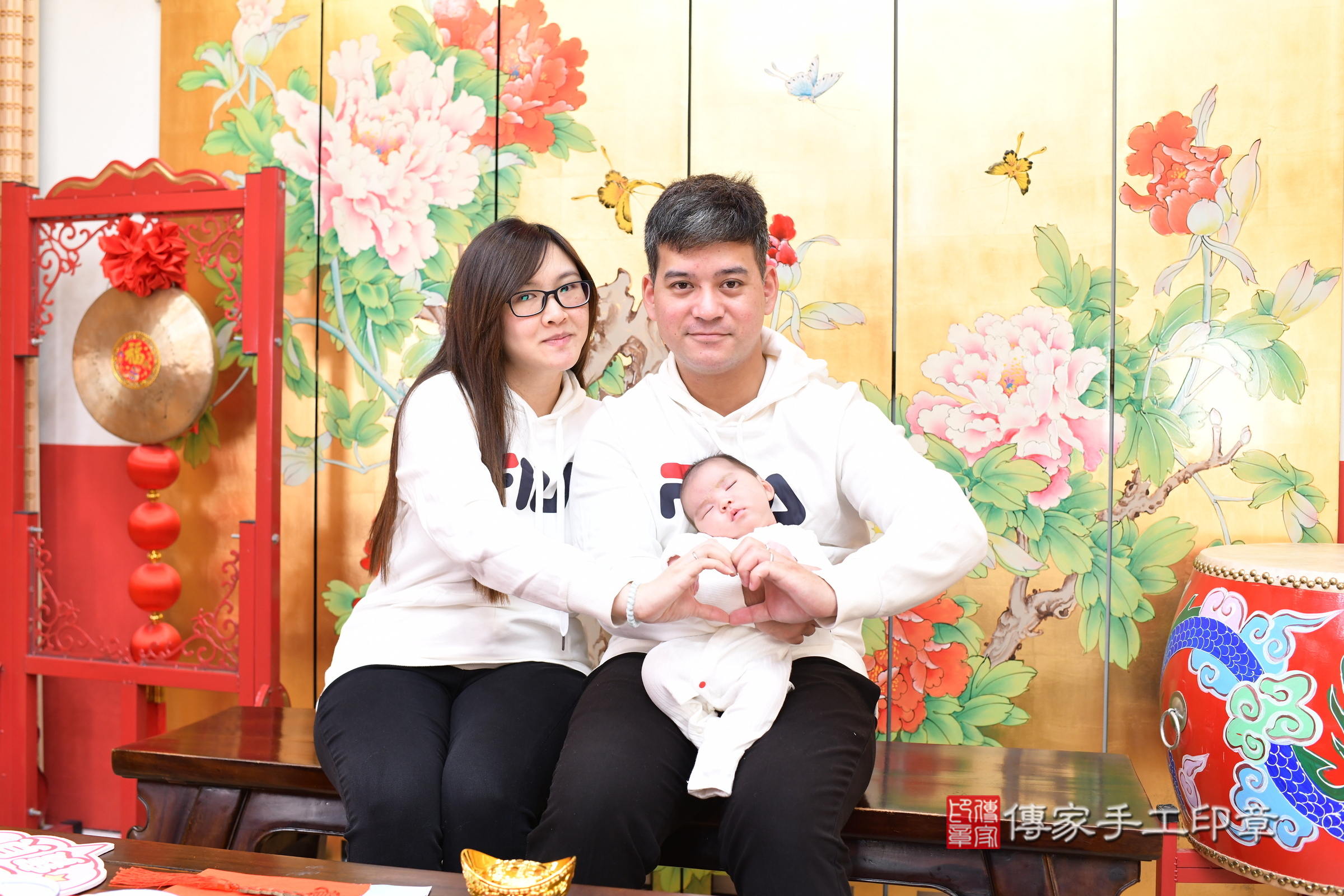 小逸寶寶(台北市大同區嬰兒寶寶滿月剃頭理髮、嬰兒剃胎毛儀式吉祥話)。中國風會場，爸媽寶貝穿「日中韓」古裝禮服。專業拍照、證書。★購買「臍帶章、肚臍章、胎毛筆刷印章」贈送：剃頭、收涎、抓周，三選一。2025.1.22，照片5