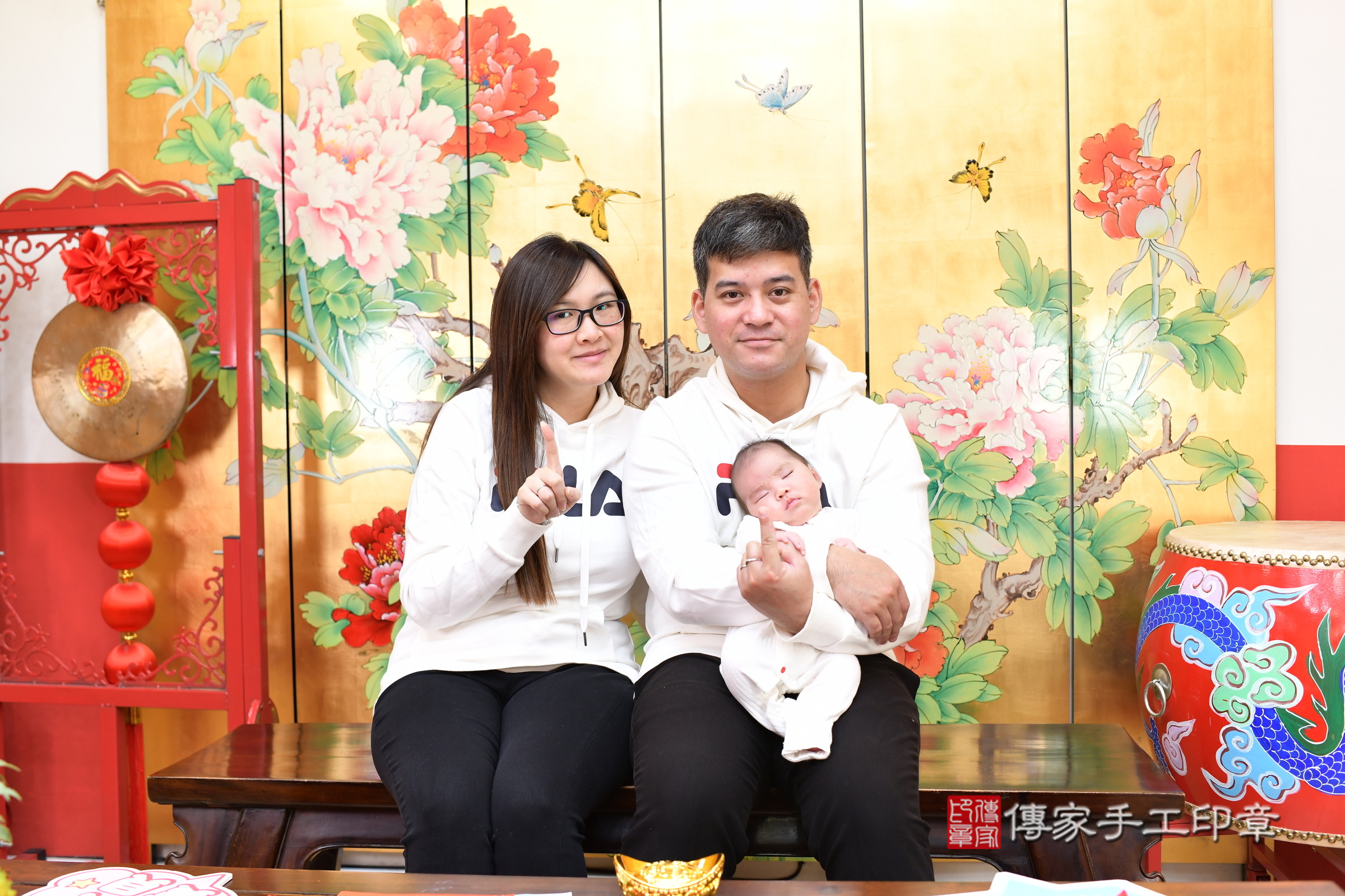 小逸寶寶(台北市大同區嬰兒寶寶滿月剃頭理髮、嬰兒剃胎毛儀式吉祥話)。中國風會場，爸媽寶貝穿「日中韓」古裝禮服。專業拍照、證書。★購買「臍帶章、肚臍章、胎毛筆刷印章」贈送：剃頭、收涎、抓周，三選一。2025.1.22，照片2