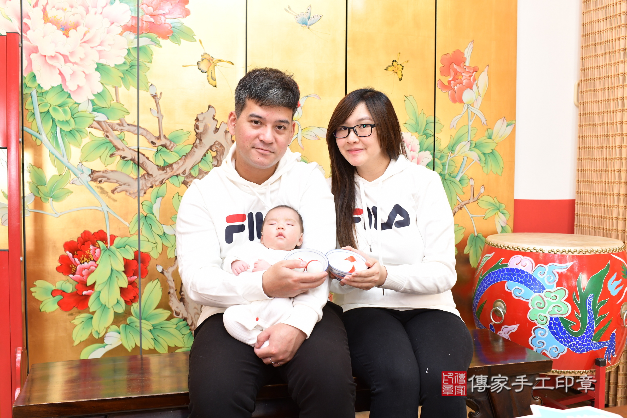 小逸寶寶(台北市大同區嬰兒寶寶滿月剃頭理髮、嬰兒剃胎毛儀式吉祥話)。中國風會場，爸媽寶貝穿「日中韓」古裝禮服。專業拍照、證書。★購買「臍帶章、肚臍章、胎毛筆刷印章」贈送：剃頭、收涎、抓周，三選一。2025.1.22，照片7