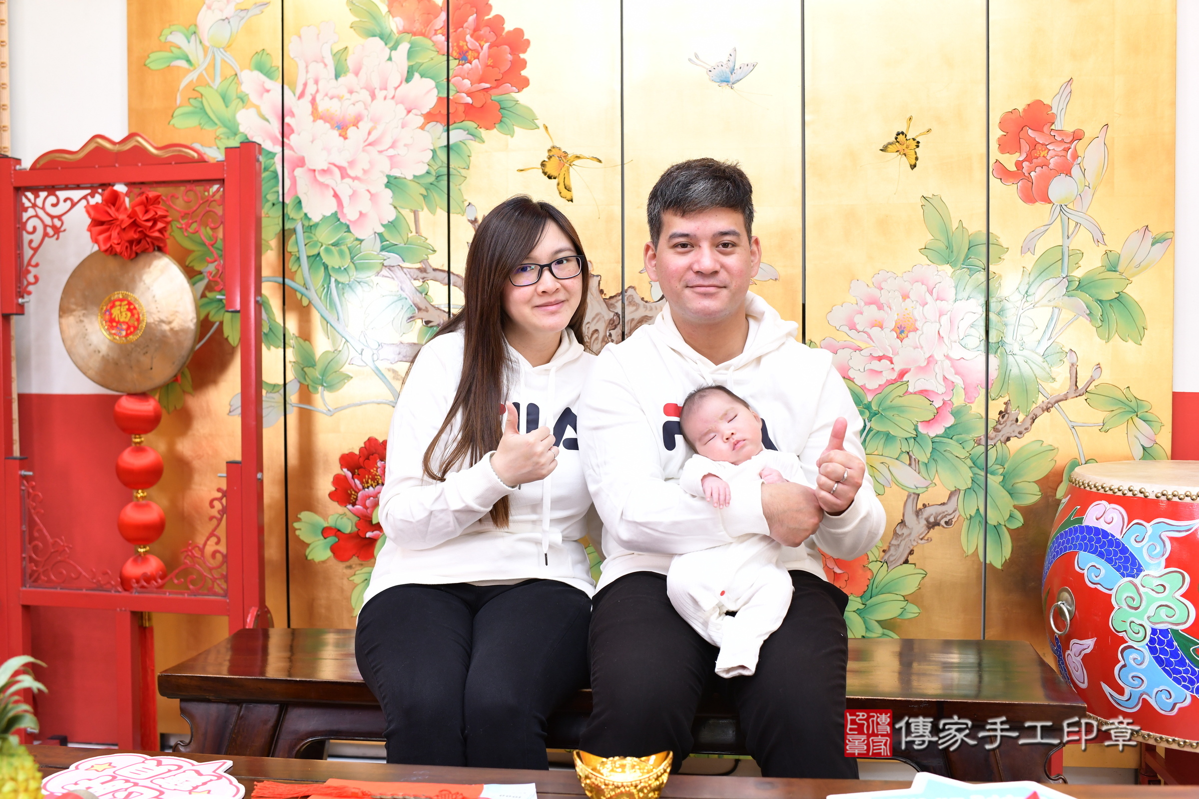小逸寶寶(台北市大同區嬰兒寶寶滿月剃頭理髮、嬰兒剃胎毛儀式吉祥話)。中國風會場，爸媽寶貝穿「日中韓」古裝禮服。專業拍照、證書。★購買「臍帶章、肚臍章、胎毛筆刷印章」贈送：剃頭、收涎、抓周，三選一。2025.1.22，照片3