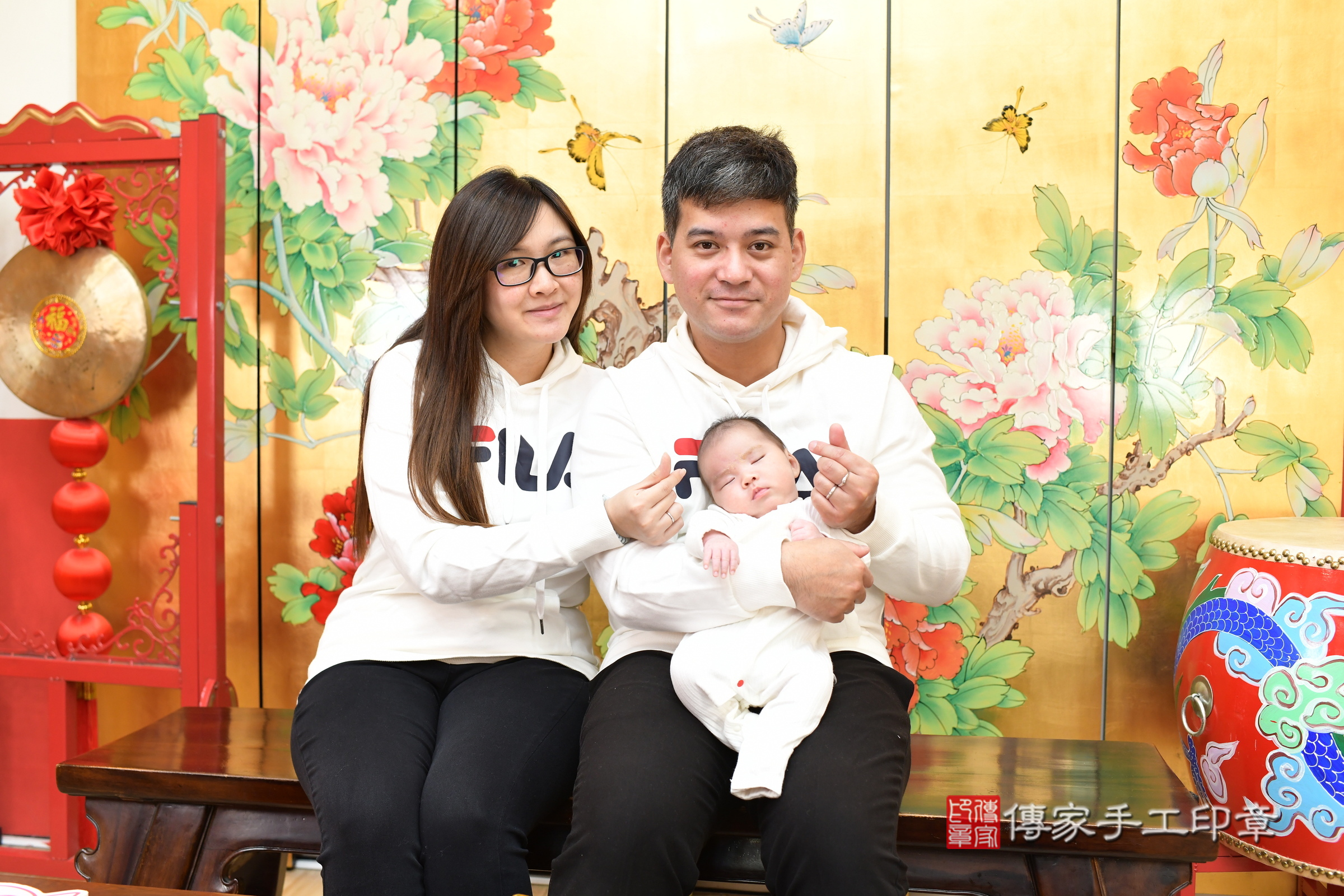 小逸寶寶(台北市大同區嬰兒寶寶滿月剃頭理髮、嬰兒剃胎毛儀式吉祥話)。中國風會場，爸媽寶貝穿「日中韓」古裝禮服。專業拍照、證書。★購買「臍帶章、肚臍章、胎毛筆刷印章」贈送：剃頭、收涎、抓周，三選一。2025.1.22，照片4