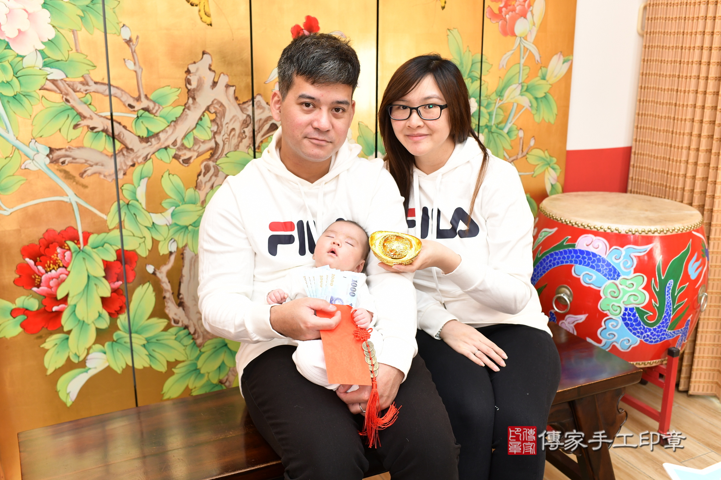 小逸寶寶(台北市大同區嬰兒寶寶滿月剃頭理髮、嬰兒剃胎毛儀式吉祥話)。中國風會場，爸媽寶貝穿「日中韓」古裝禮服。專業拍照、證書。★購買「臍帶章、肚臍章、胎毛筆刷印章」贈送：剃頭、收涎、抓周，三選一。2025.1.22，照片17