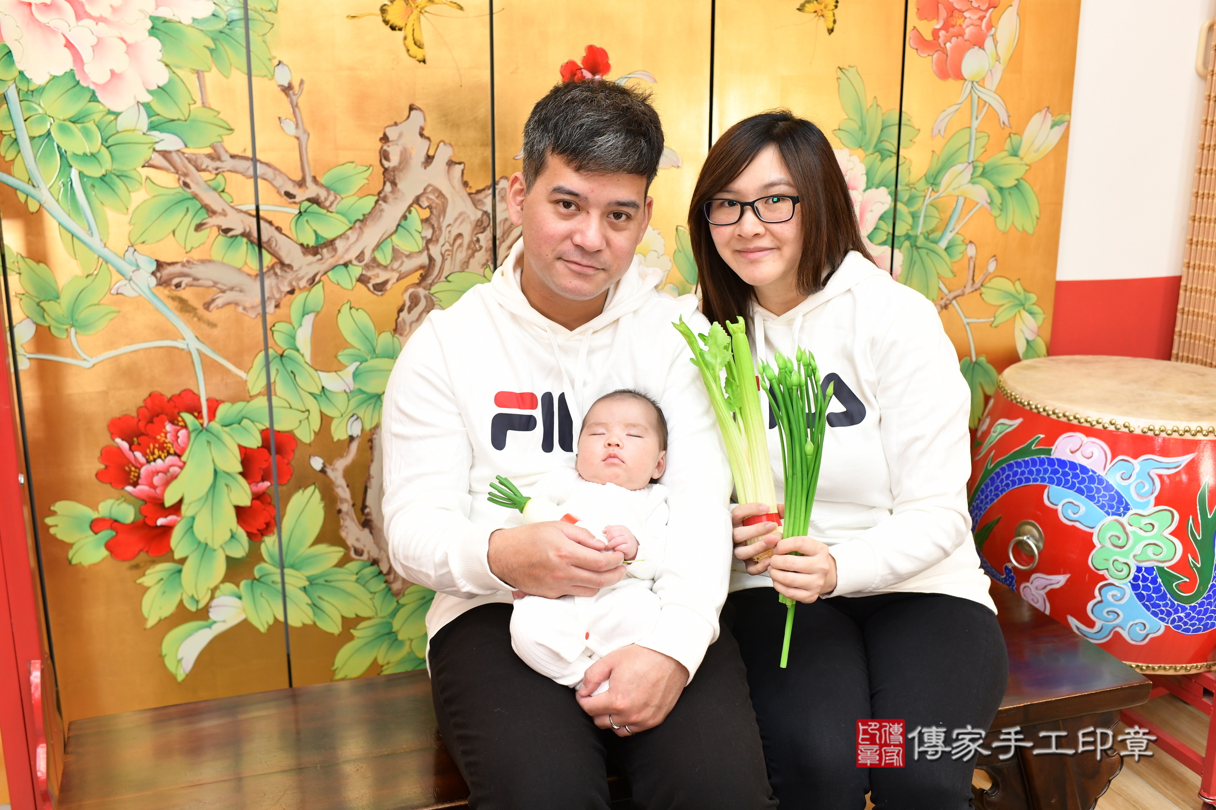 小逸寶寶(台北市大同區嬰兒寶寶滿月剃頭理髮、嬰兒剃胎毛儀式吉祥話)。中國風會場，爸媽寶貝穿「日中韓」古裝禮服。專業拍照、證書。★購買「臍帶章、肚臍章、胎毛筆刷印章」贈送：剃頭、收涎、抓周，三選一。2025.1.22，照片15