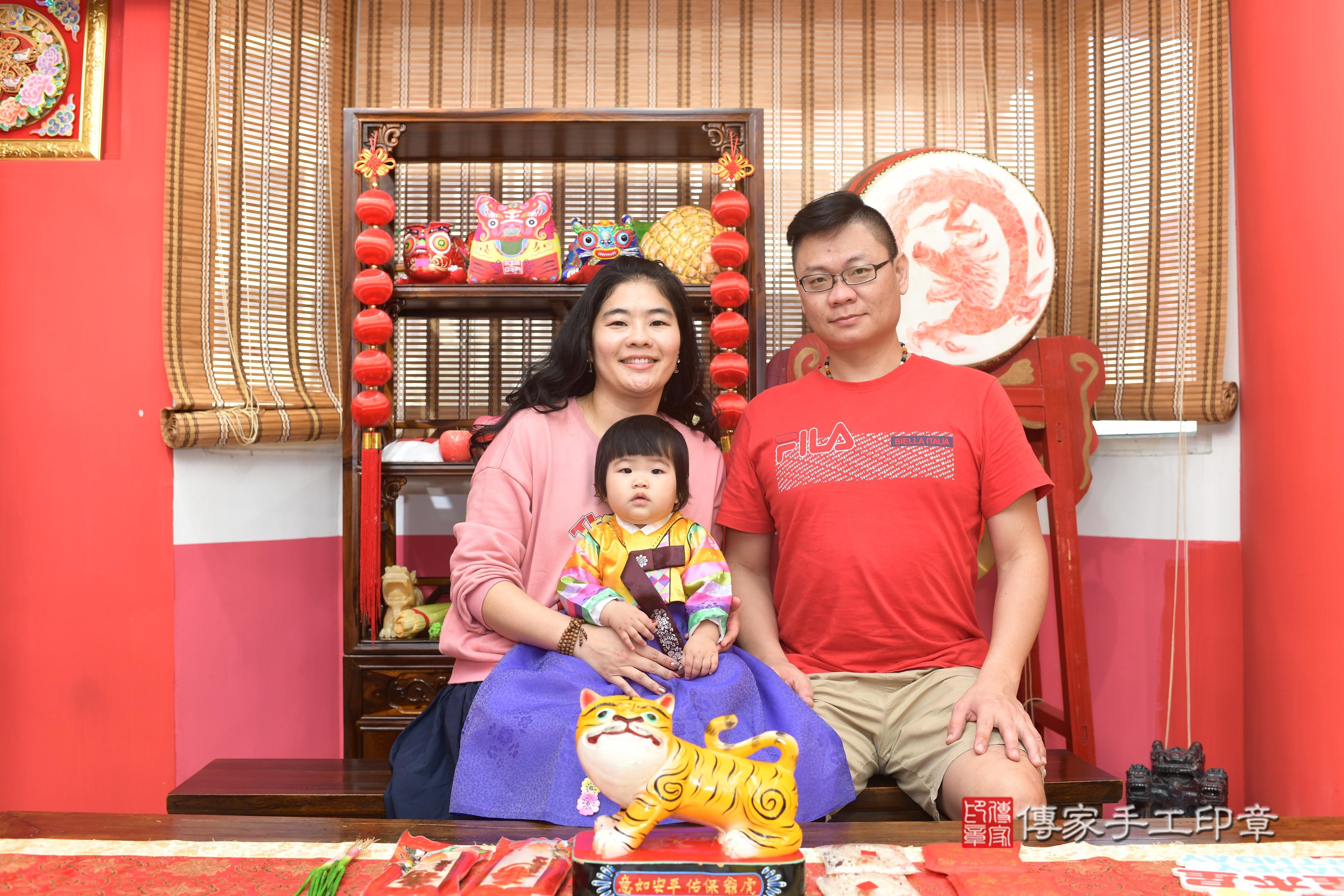 傳家手工印章高雄店、抓周、度脺、中國風會場、傳家嬰兒古禮、吉祥話、抓周道具物品24種、拍照。抓周證書。寶寶抓周、滿周歲、生日快樂、祝福