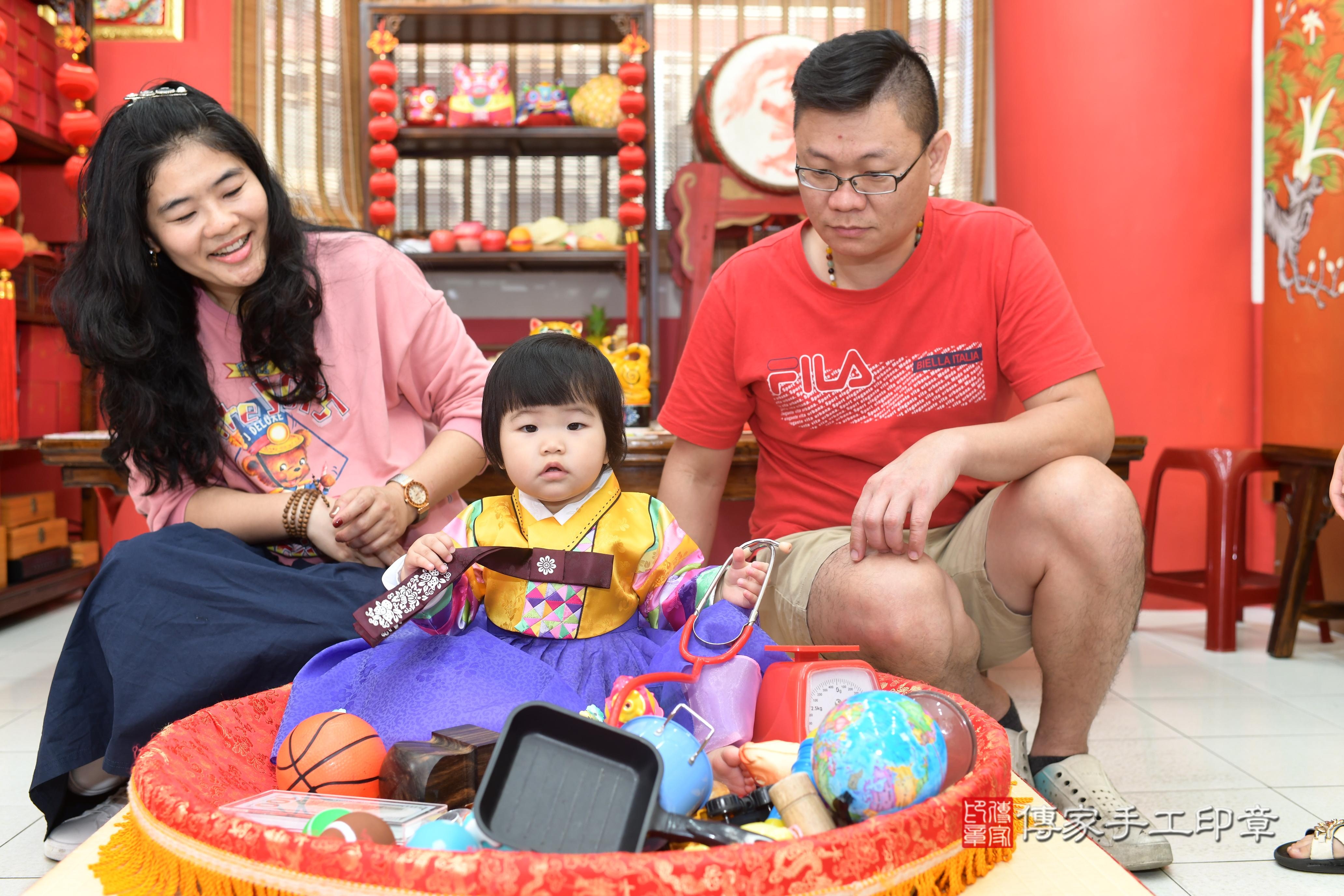 傳家手工印章高雄店、抓周、度脺、中國風會場、傳家嬰兒古禮、吉祥話、抓周道具物品24種、拍照。抓周證書。寶寶抓周、滿周歲、生日快樂、祝福