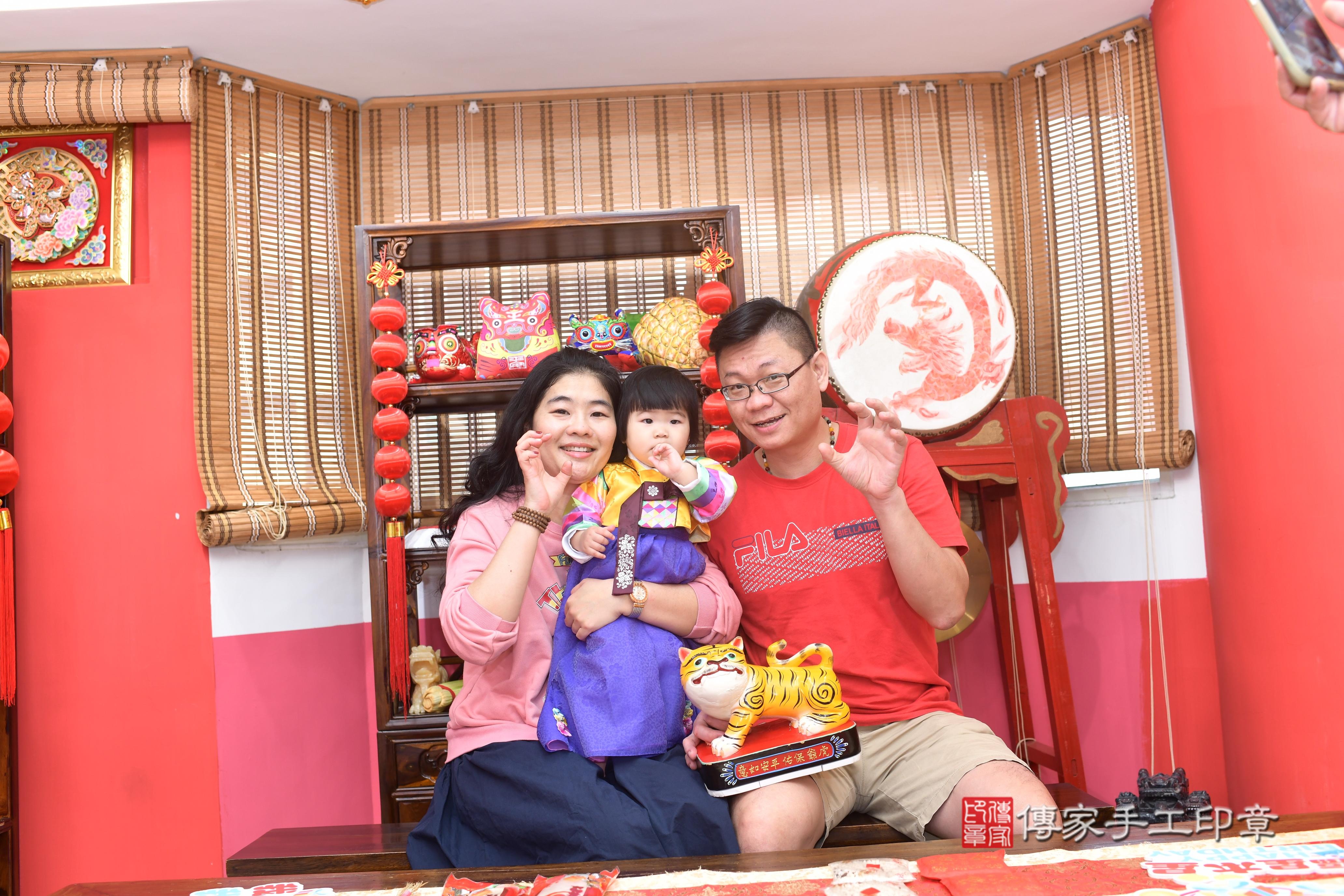 傳家手工印章高雄店、抓周、度脺、中國風會場、傳家嬰兒古禮、吉祥話、抓周道具物品24種、拍照。抓周證書。寶寶抓周、滿周歲、生日快樂、祝福