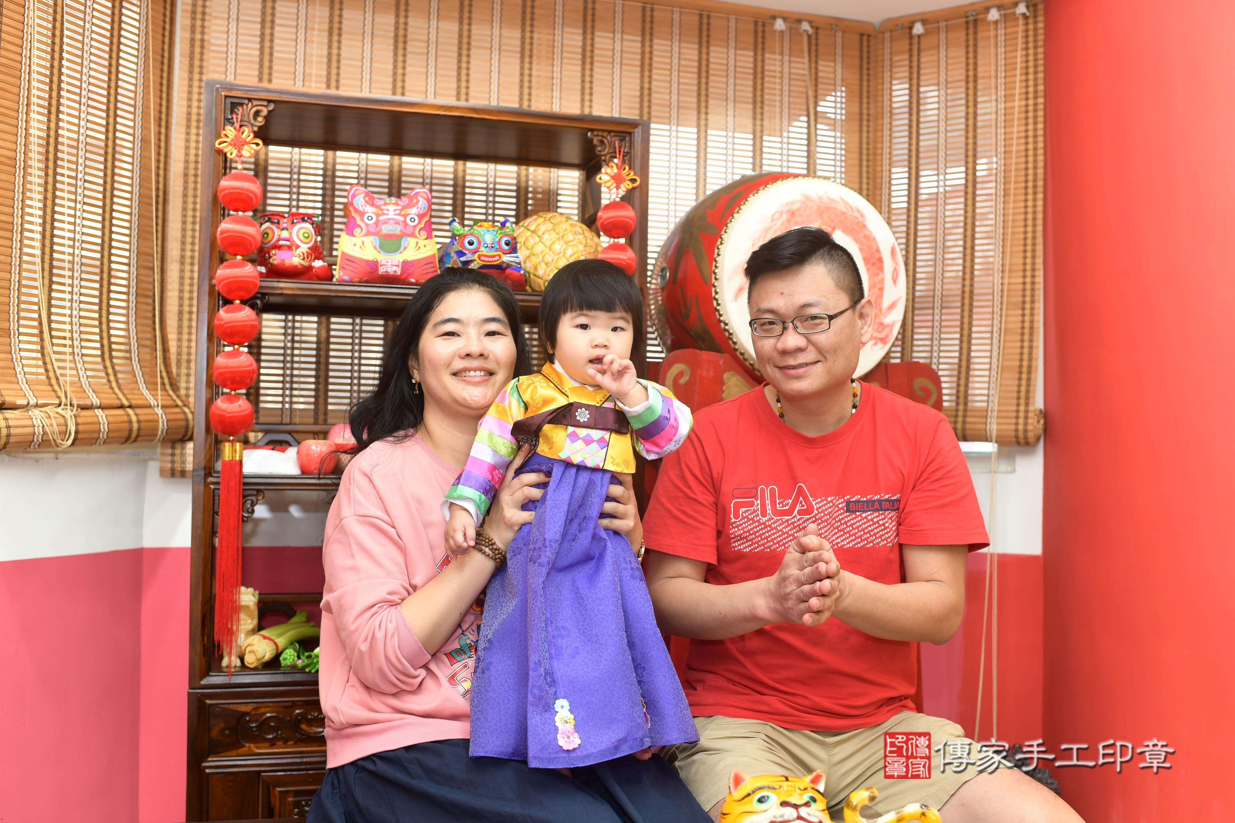 傳家手工印章高雄店、抓周、度脺、中國風會場、傳家嬰兒古禮、吉祥話、抓周道具物品24種、拍照。抓周證書。寶寶抓周、滿周歲、生日快樂、祝福