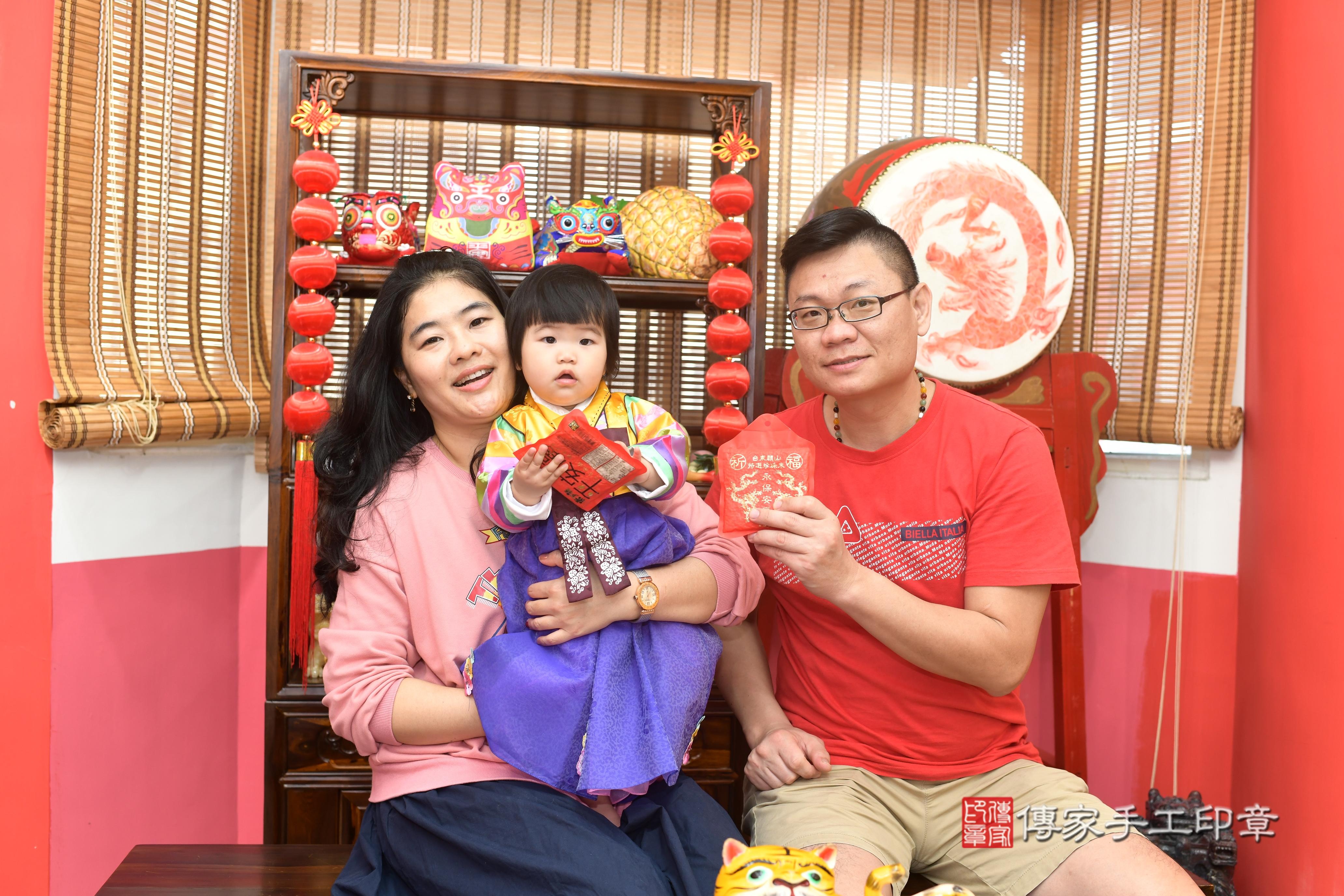傳家手工印章高雄店、抓周、度脺、中國風會場、傳家嬰兒古禮、吉祥話、抓周道具物品24種、拍照。抓周證書。寶寶抓周、滿周歲、生日快樂、祝福