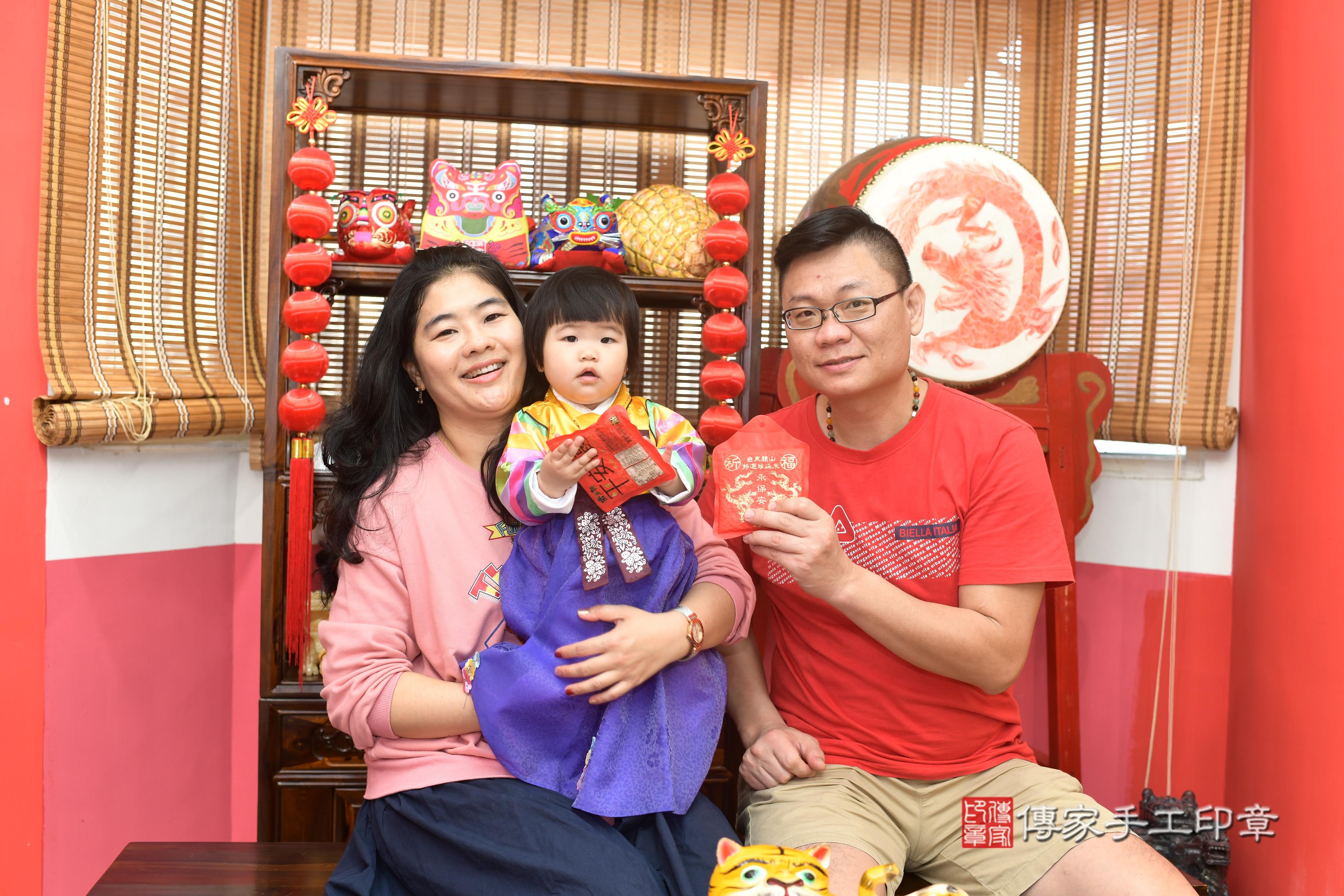 傳家手工印章高雄店、抓周、度脺、中國風會場、傳家嬰兒古禮、吉祥話、抓周道具物品24種、拍照。抓周證書。寶寶抓周、滿周歲、生日快樂、祝福