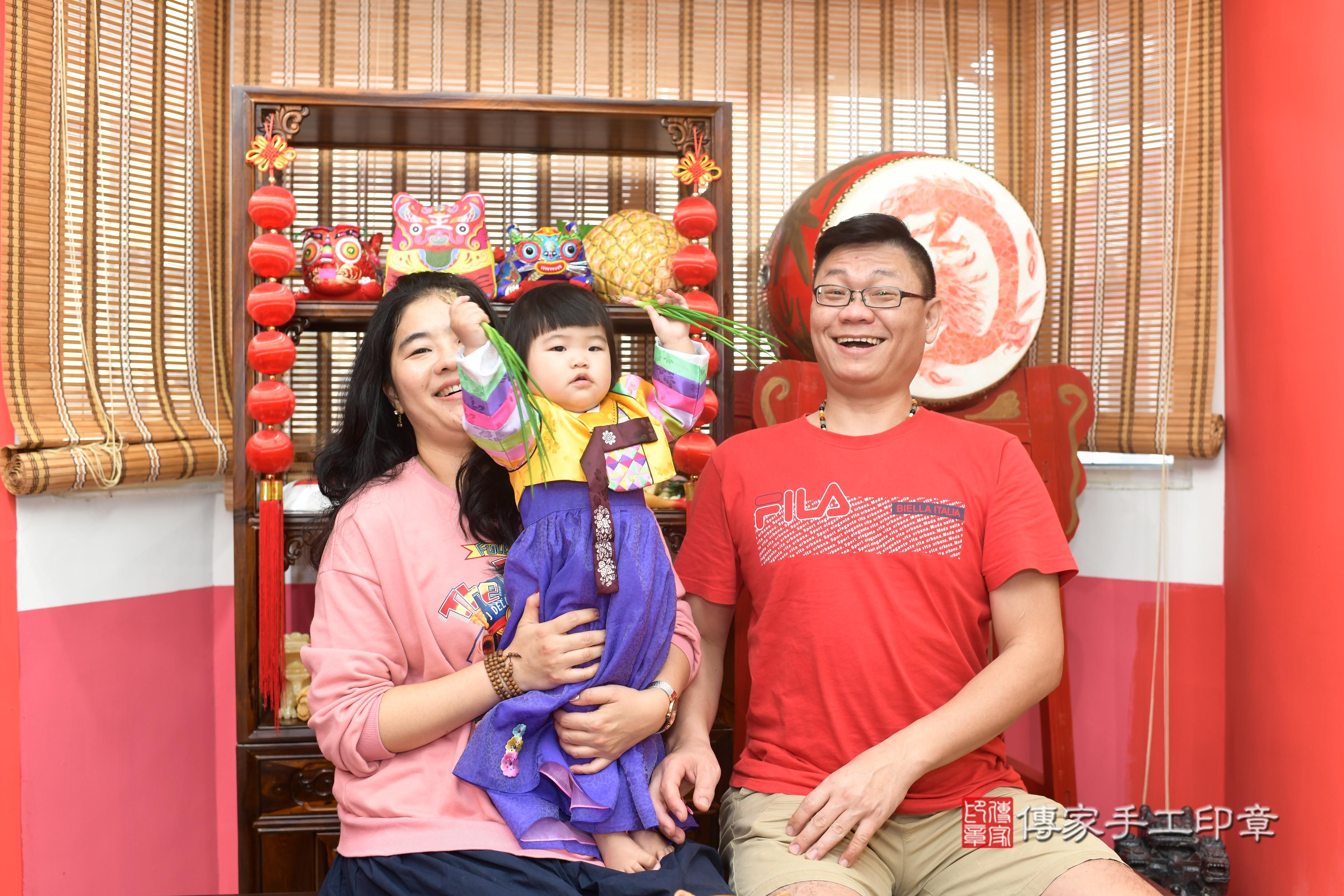 傳家手工印章高雄店、抓周、度脺、中國風會場、傳家嬰兒古禮、吉祥話、抓周道具物品24種、拍照。抓周證書。寶寶抓周、滿周歲、生日快樂、祝福
