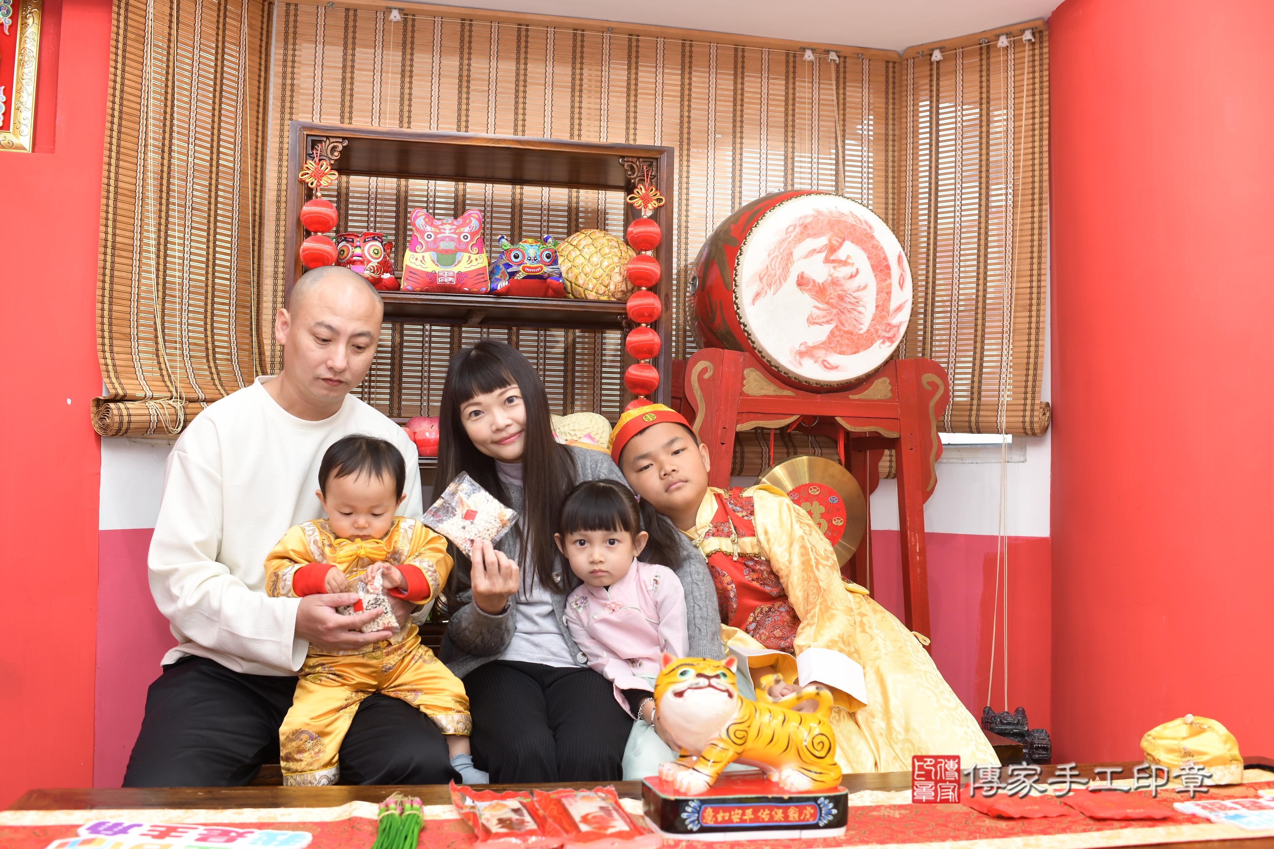傳家手工印章高雄店、抓周、度脺、中國風會場、傳家嬰兒古禮、吉祥話、抓周道具物品24種、拍照。抓周證書。寶寶抓周、滿周歲、生日快樂、祝福