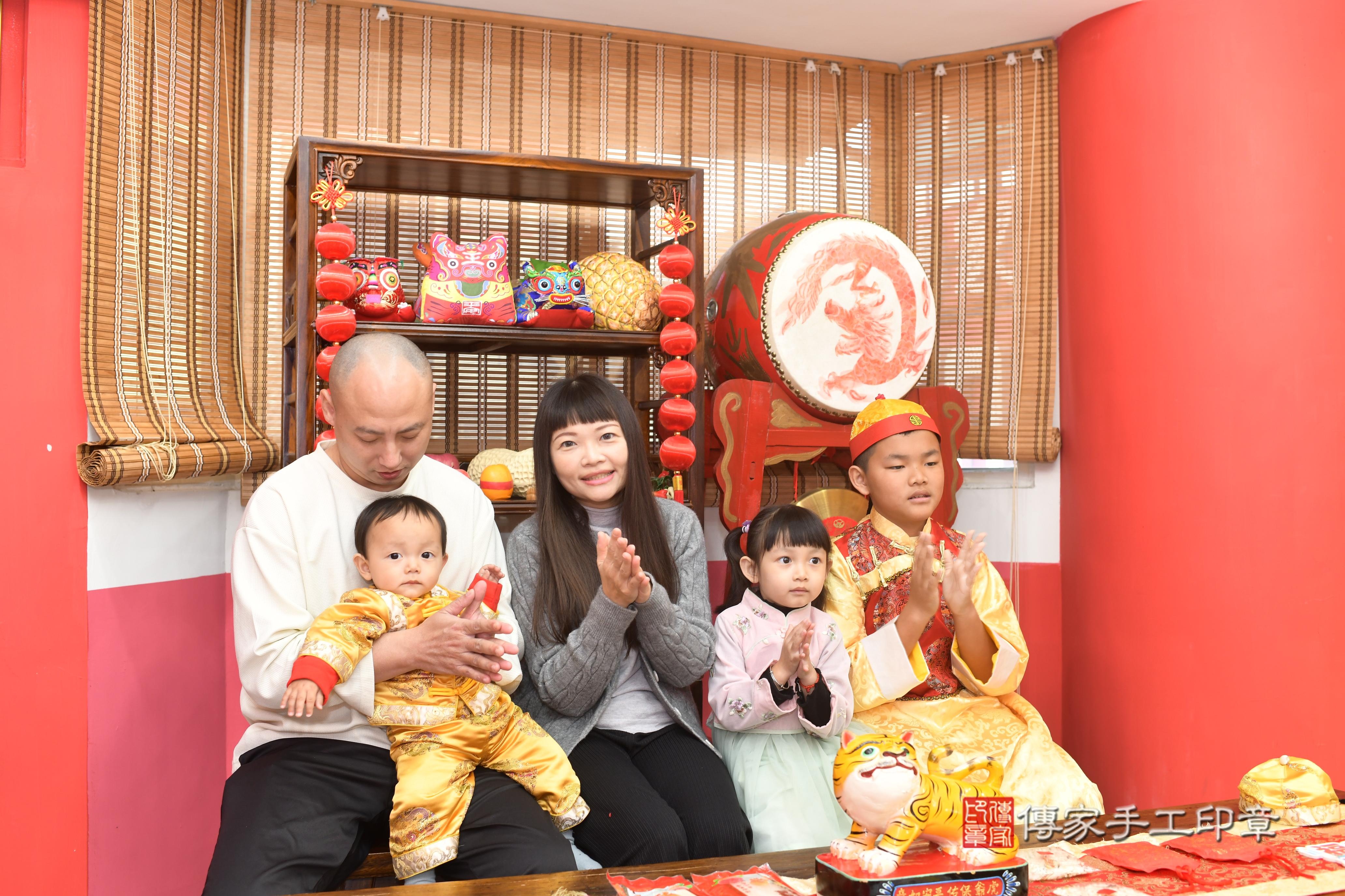 傳家手工印章高雄店、抓周、度脺、中國風會場、傳家嬰兒古禮、吉祥話、抓周道具物品24種、拍照。抓周證書。寶寶抓周、滿周歲、生日快樂、祝福
