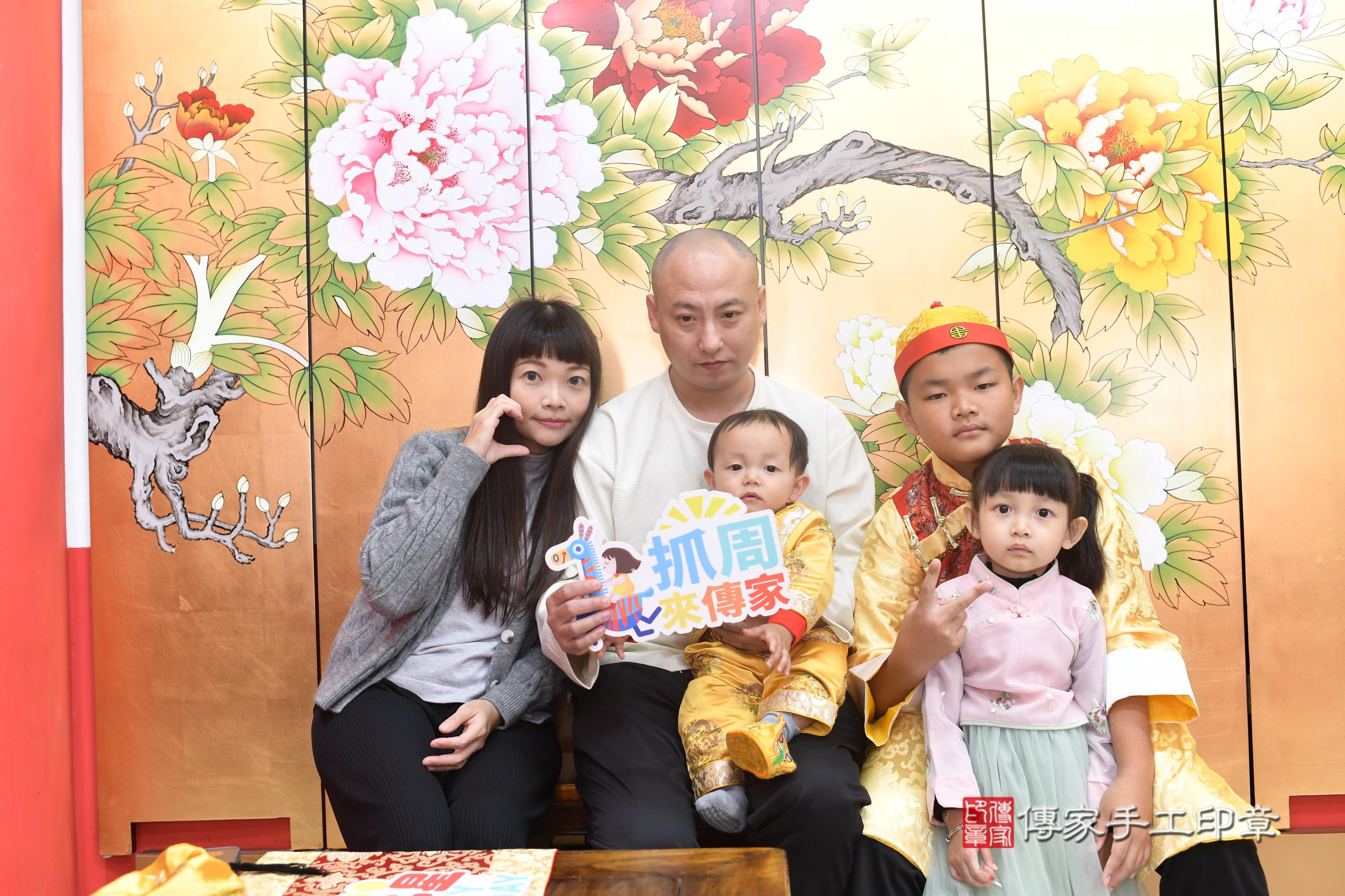 傳家手工印章高雄店、抓周、度脺、中國風會場、傳家嬰兒古禮、吉祥話、抓周道具物品24種、拍照。抓周證書。寶寶抓周、滿周歲、生日快樂、祝福