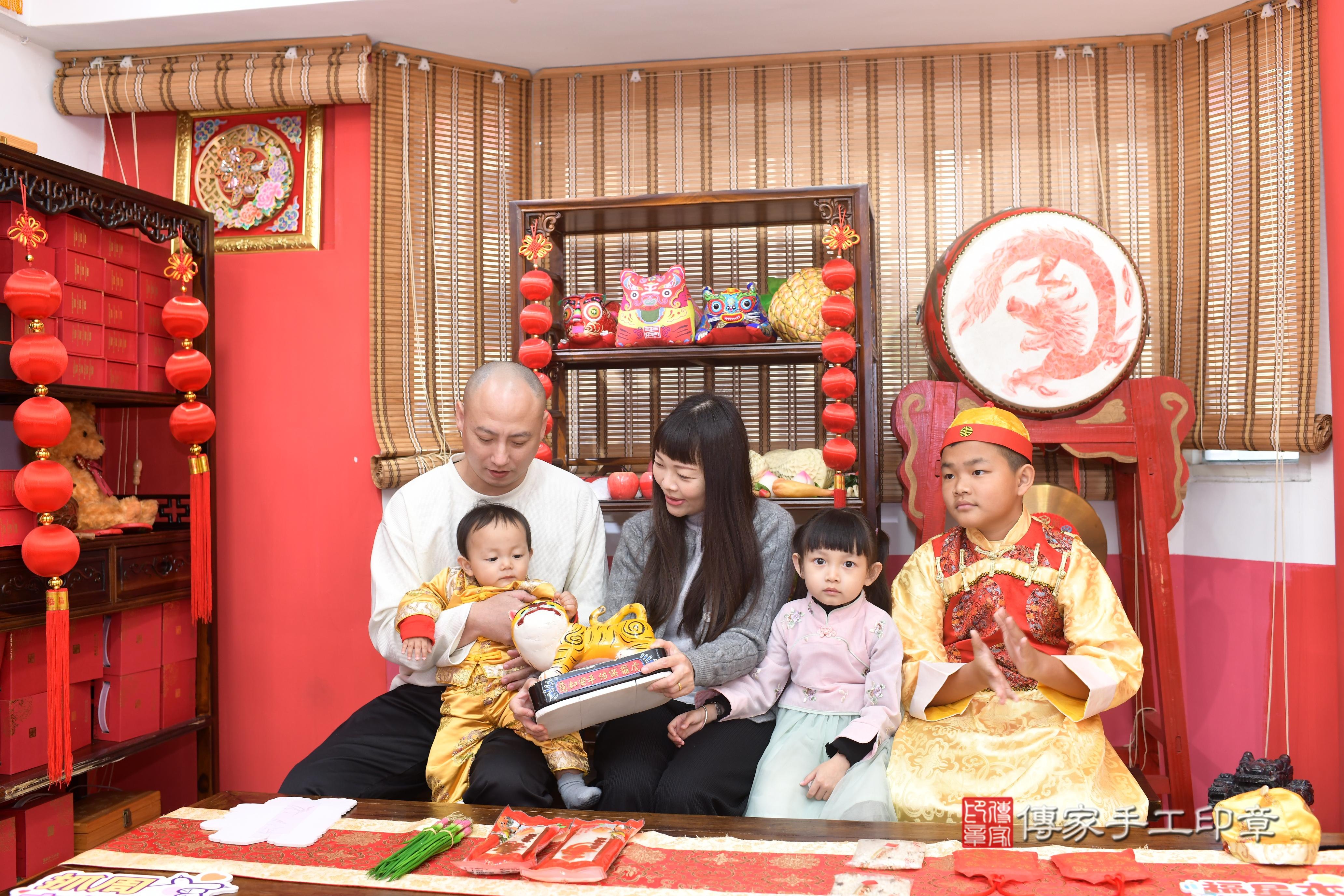 傳家手工印章高雄店、抓周、度脺、中國風會場、傳家嬰兒古禮、吉祥話、抓周道具物品24種、拍照。抓周證書。寶寶抓周、滿周歲、生日快樂、祝福