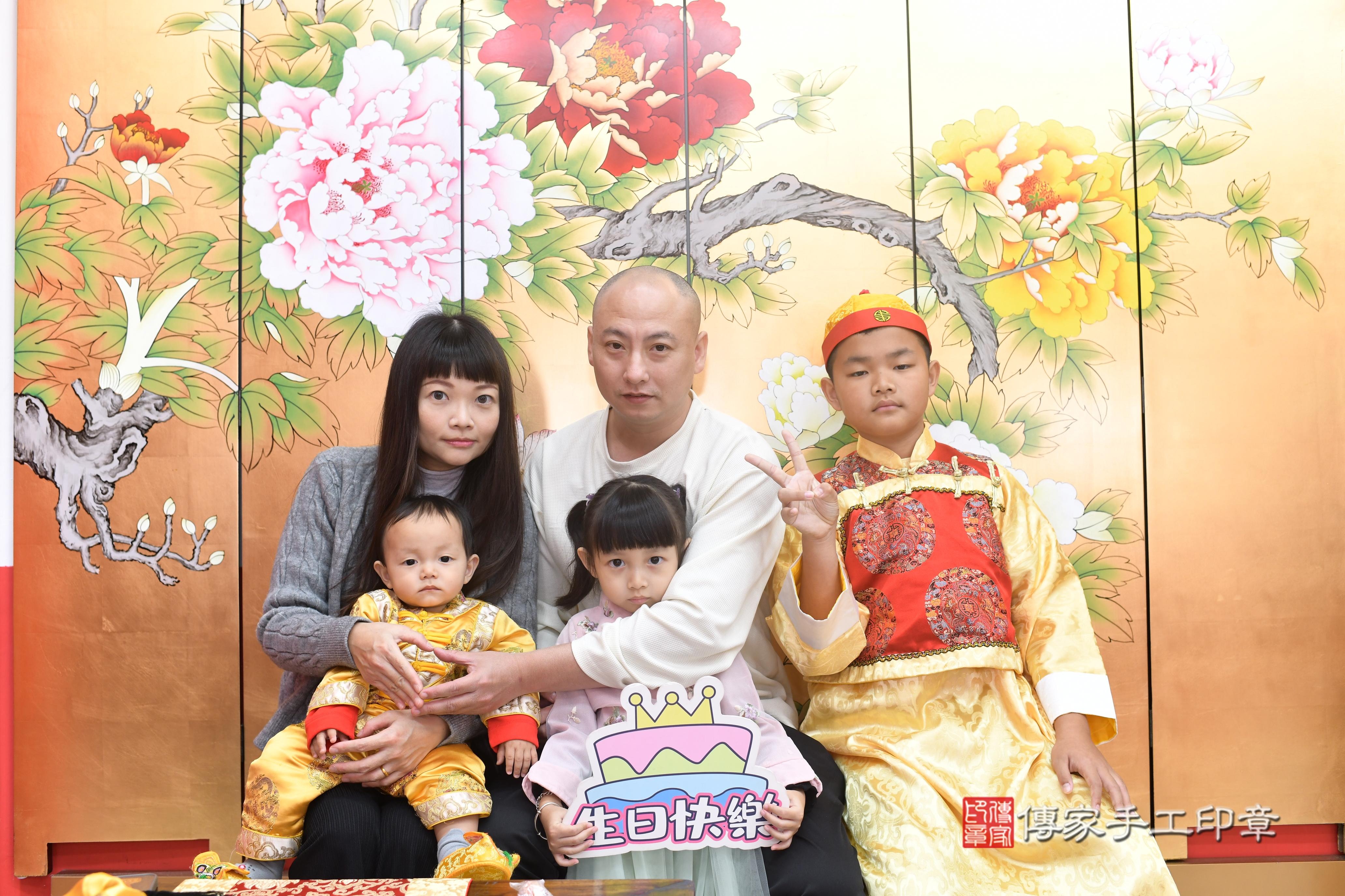 傳家手工印章高雄店、抓周、度脺、中國風會場、傳家嬰兒古禮、吉祥話、抓周道具物品24種、拍照。抓周證書。寶寶抓周、滿周歲、生日快樂、祝福