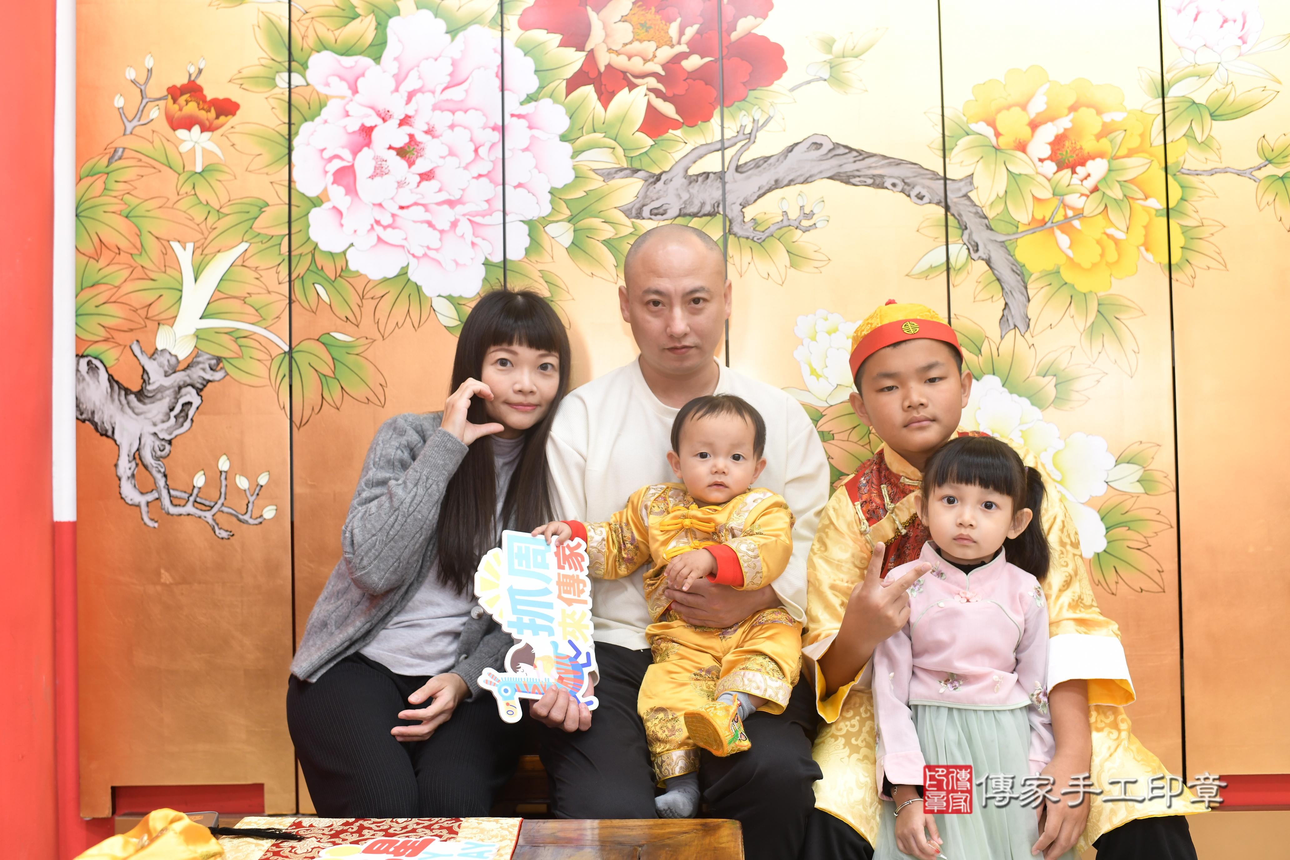 傳家手工印章高雄店、抓周、度脺、中國風會場、傳家嬰兒古禮、吉祥話、抓周道具物品24種、拍照。抓周證書。寶寶抓周、滿周歲、生日快樂、祝福