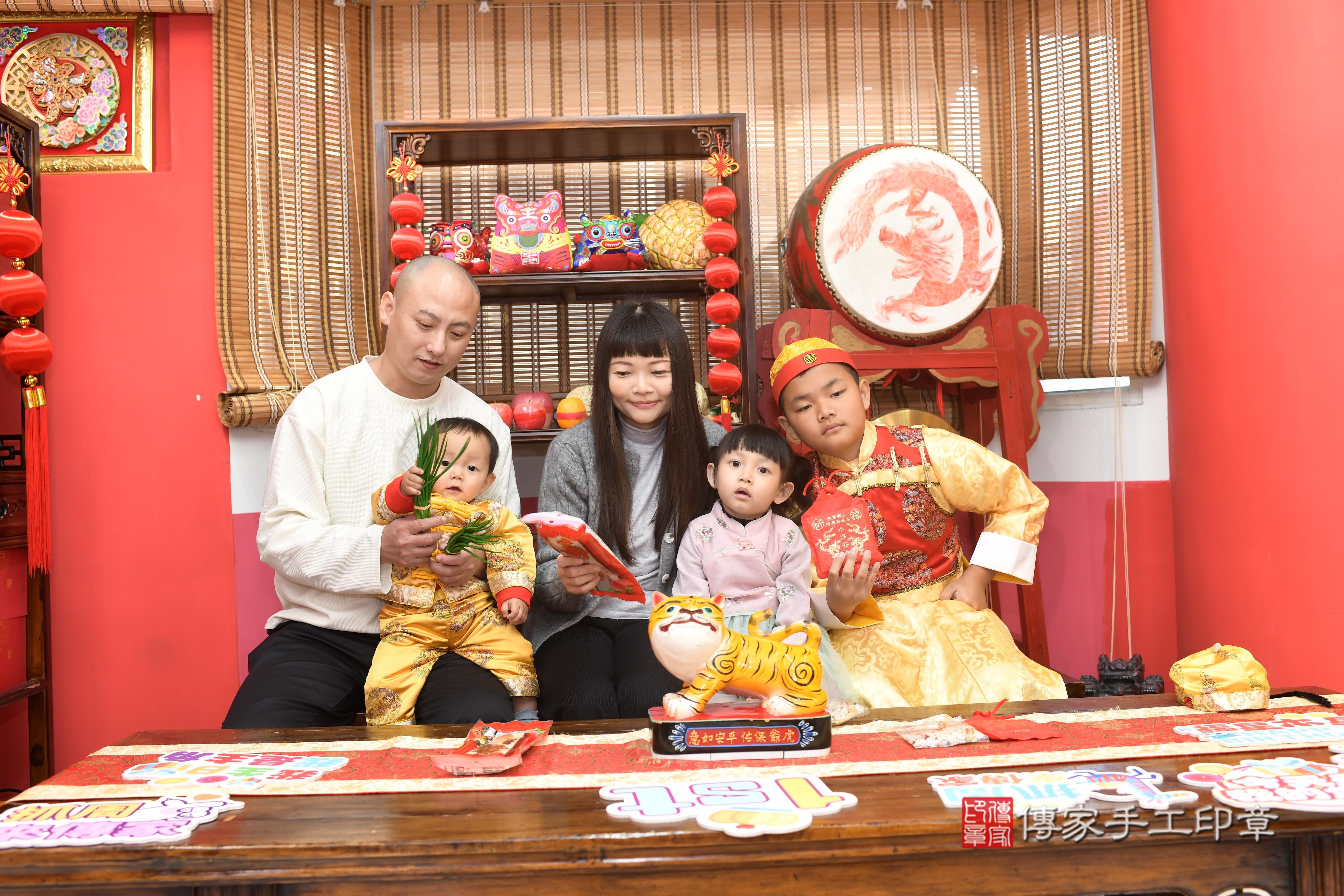 傳家手工印章高雄店、抓周、度脺、中國風會場、傳家嬰兒古禮、吉祥話、抓周道具物品24種、拍照。抓周證書。寶寶抓周、滿周歲、生日快樂、祝福