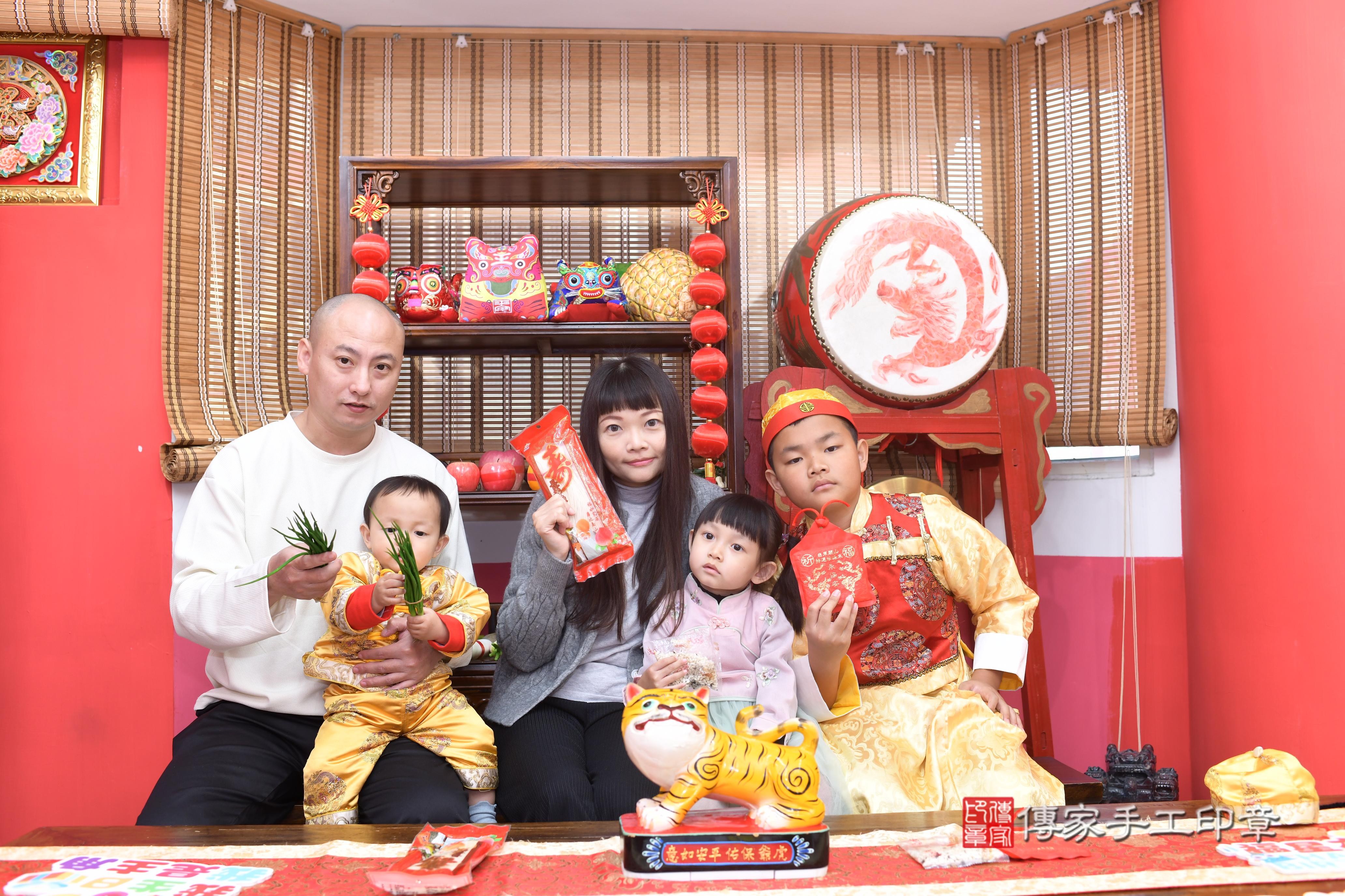 傳家手工印章高雄店、抓周、度脺、中國風會場、傳家嬰兒古禮、吉祥話、抓周道具物品24種、拍照。抓周證書。寶寶抓周、滿周歲、生日快樂、祝福