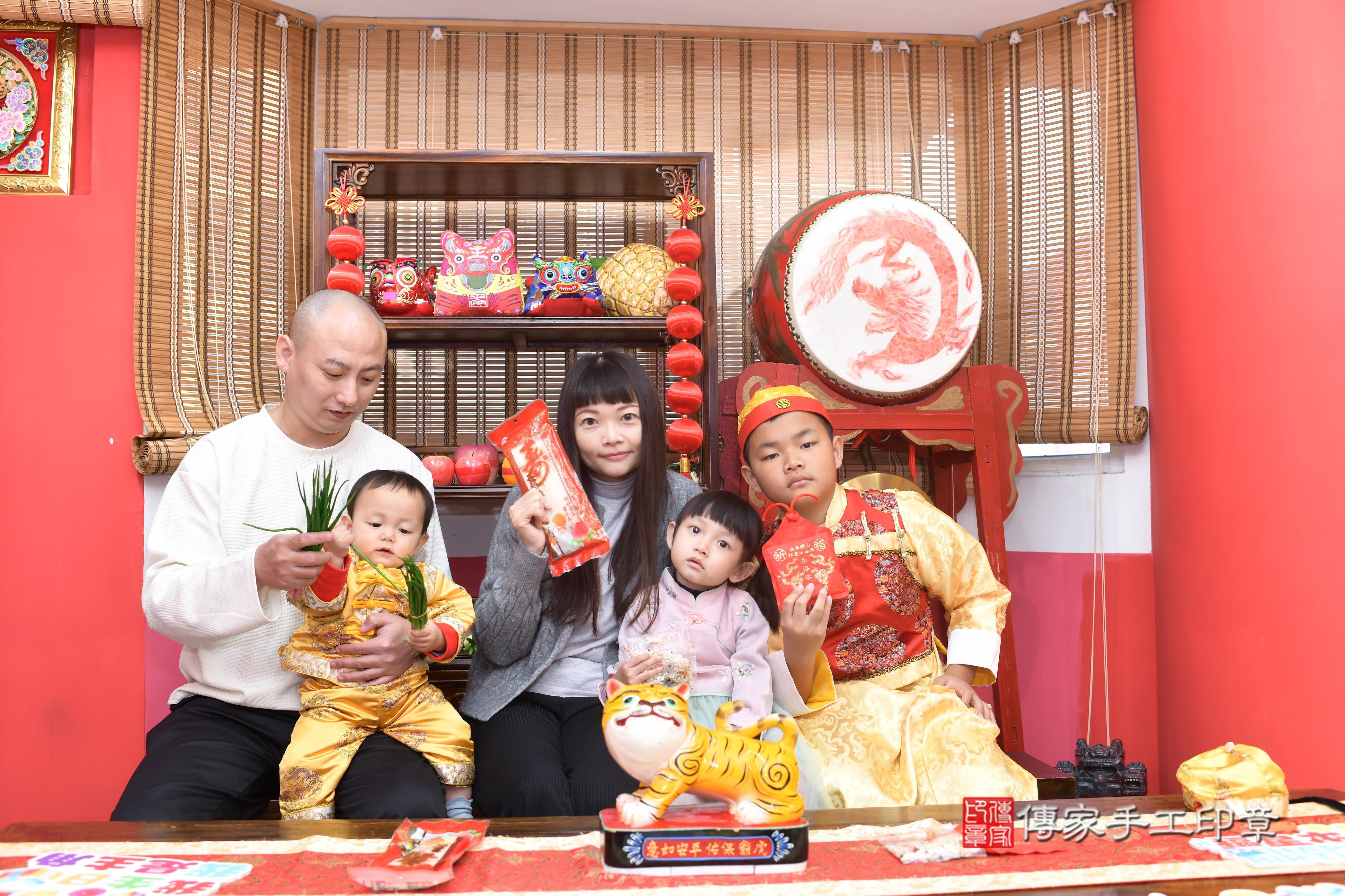 傳家手工印章高雄店、抓周、度脺、中國風會場、傳家嬰兒古禮、吉祥話、抓周道具物品24種、拍照。抓周證書。寶寶抓周、滿周歲、生日快樂、祝福