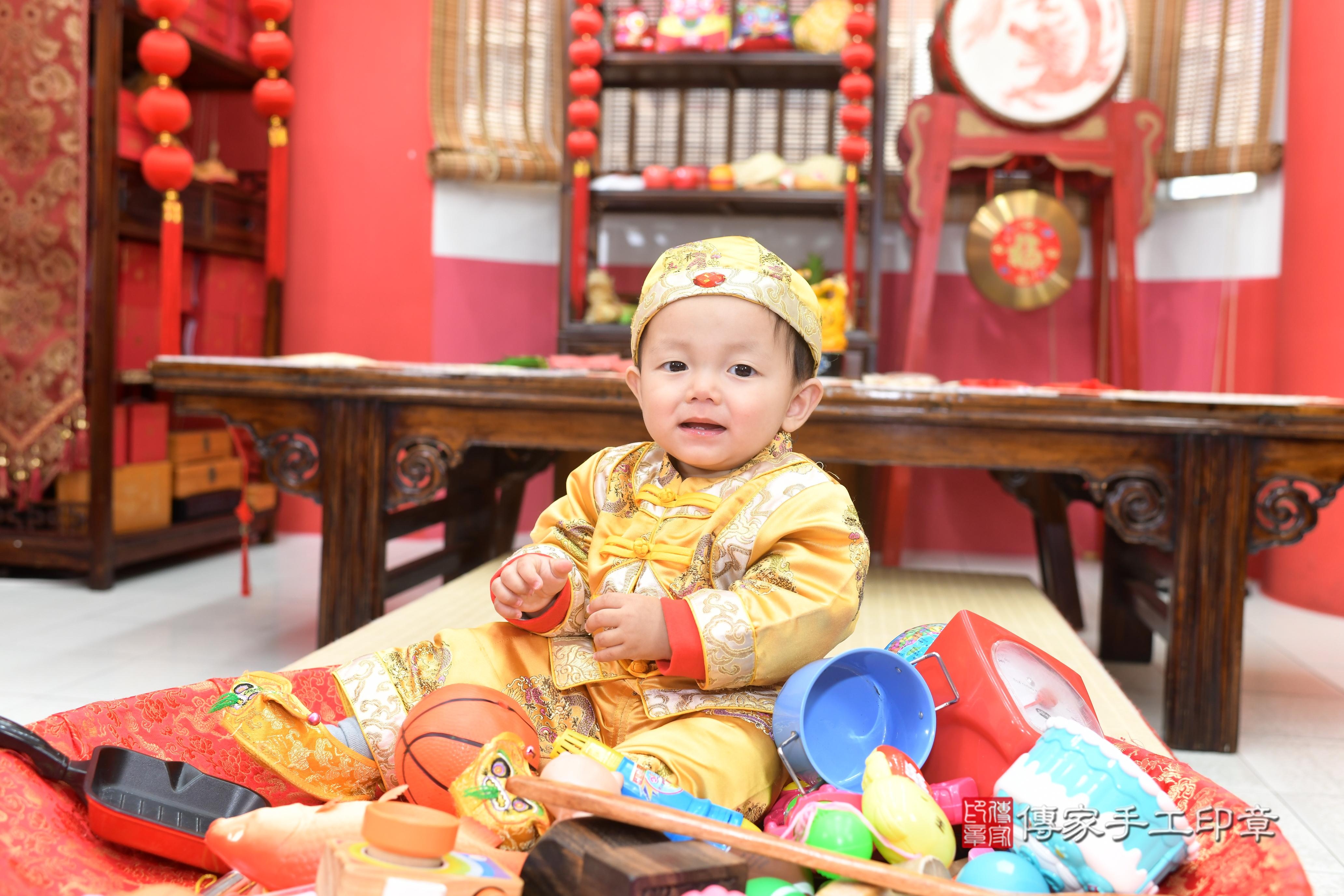 傳家手工印章高雄店、抓周、度脺、中國風會場、傳家嬰兒古禮、吉祥話、抓周道具物品24種、拍照。抓周證書。寶寶抓周、滿周歲、生日快樂、祝福