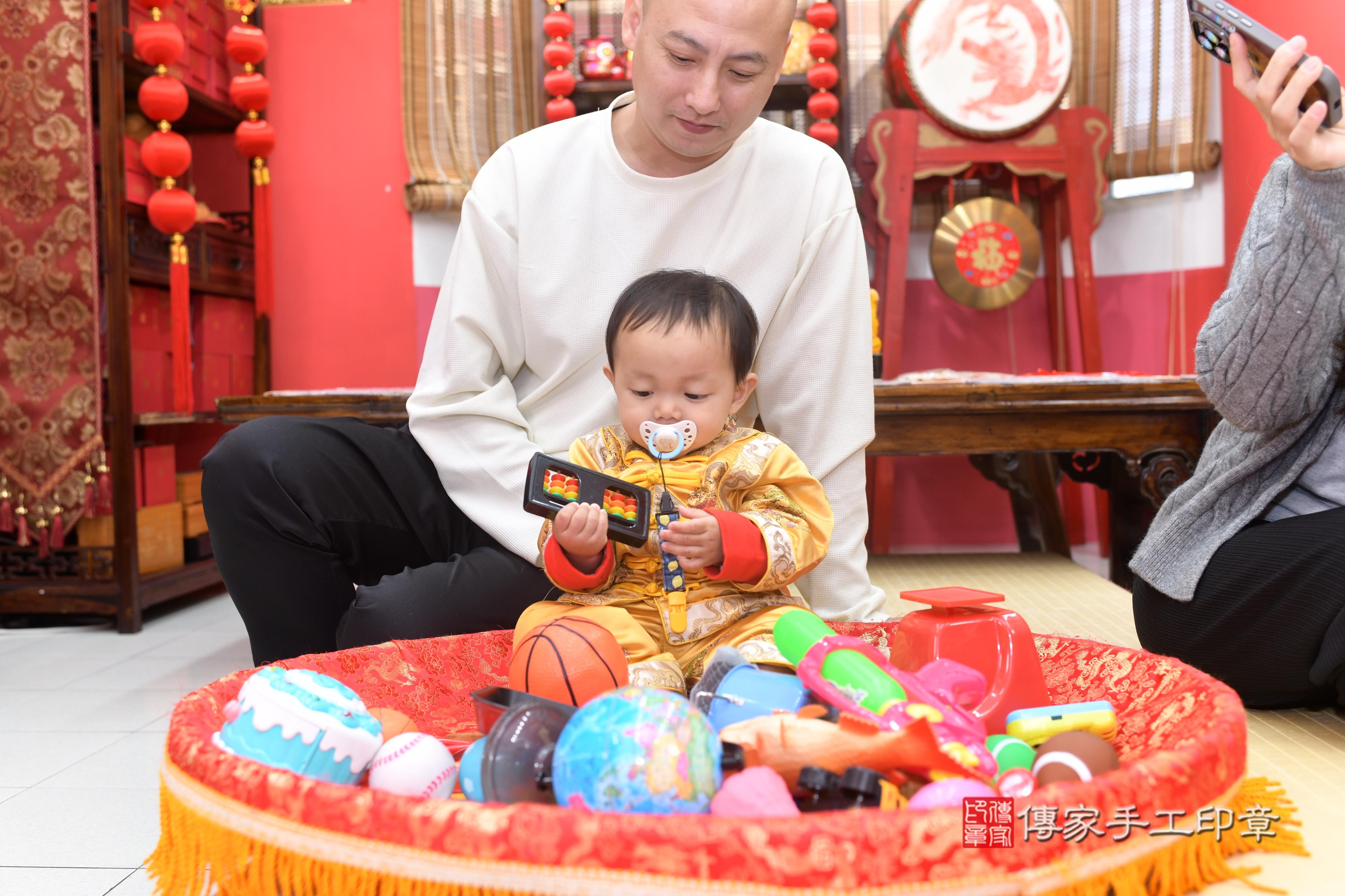 傳家手工印章高雄店、抓周、度脺、中國風會場、傳家嬰兒古禮、吉祥話、抓周道具物品24種、拍照。抓周證書。寶寶抓周、滿周歲、生日快樂、祝福