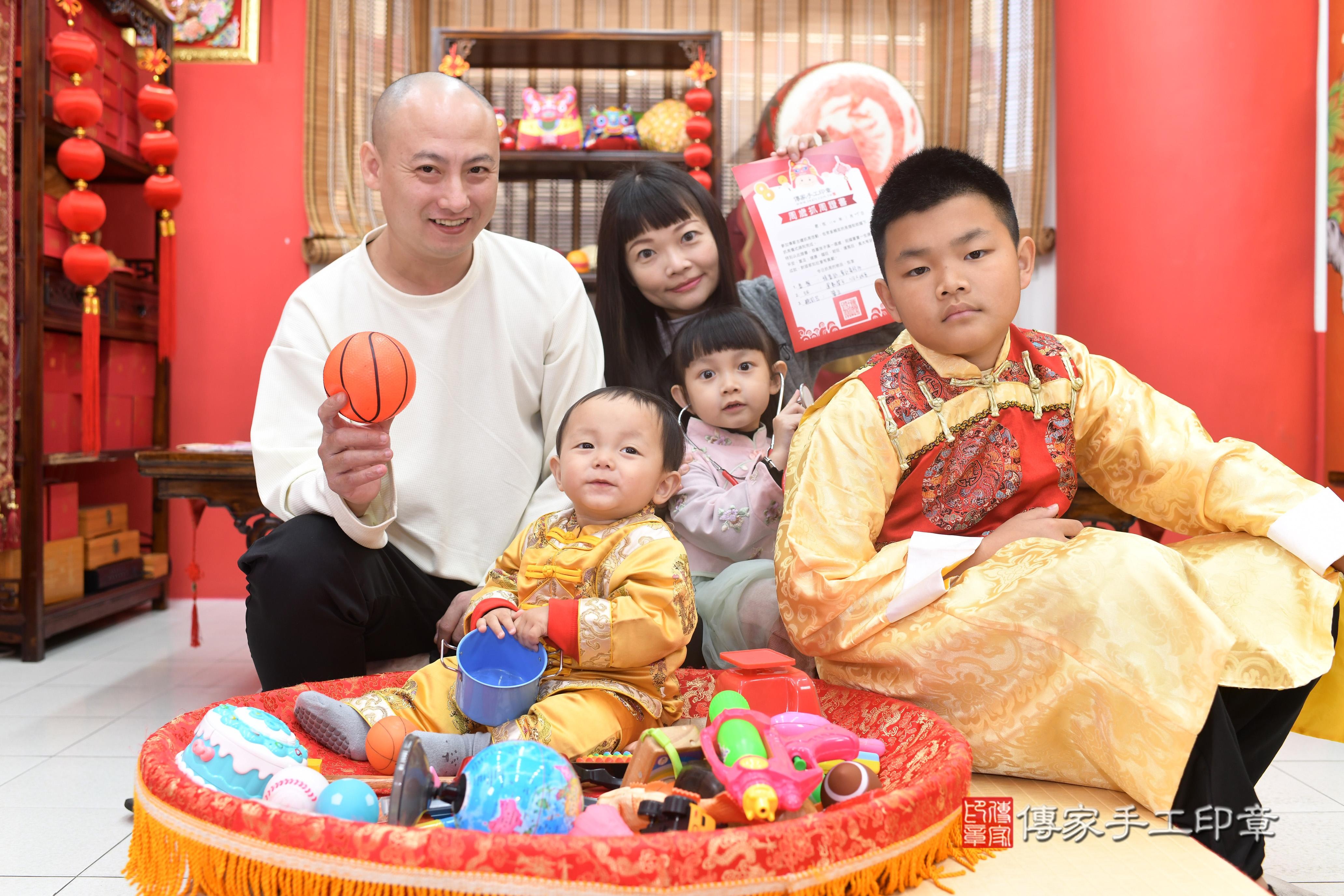 傳家手工印章高雄店、抓周、度脺、中國風會場、傳家嬰兒古禮、吉祥話、抓周道具物品24種、拍照。抓周證書。寶寶抓周、滿周歲、生日快樂、祝福