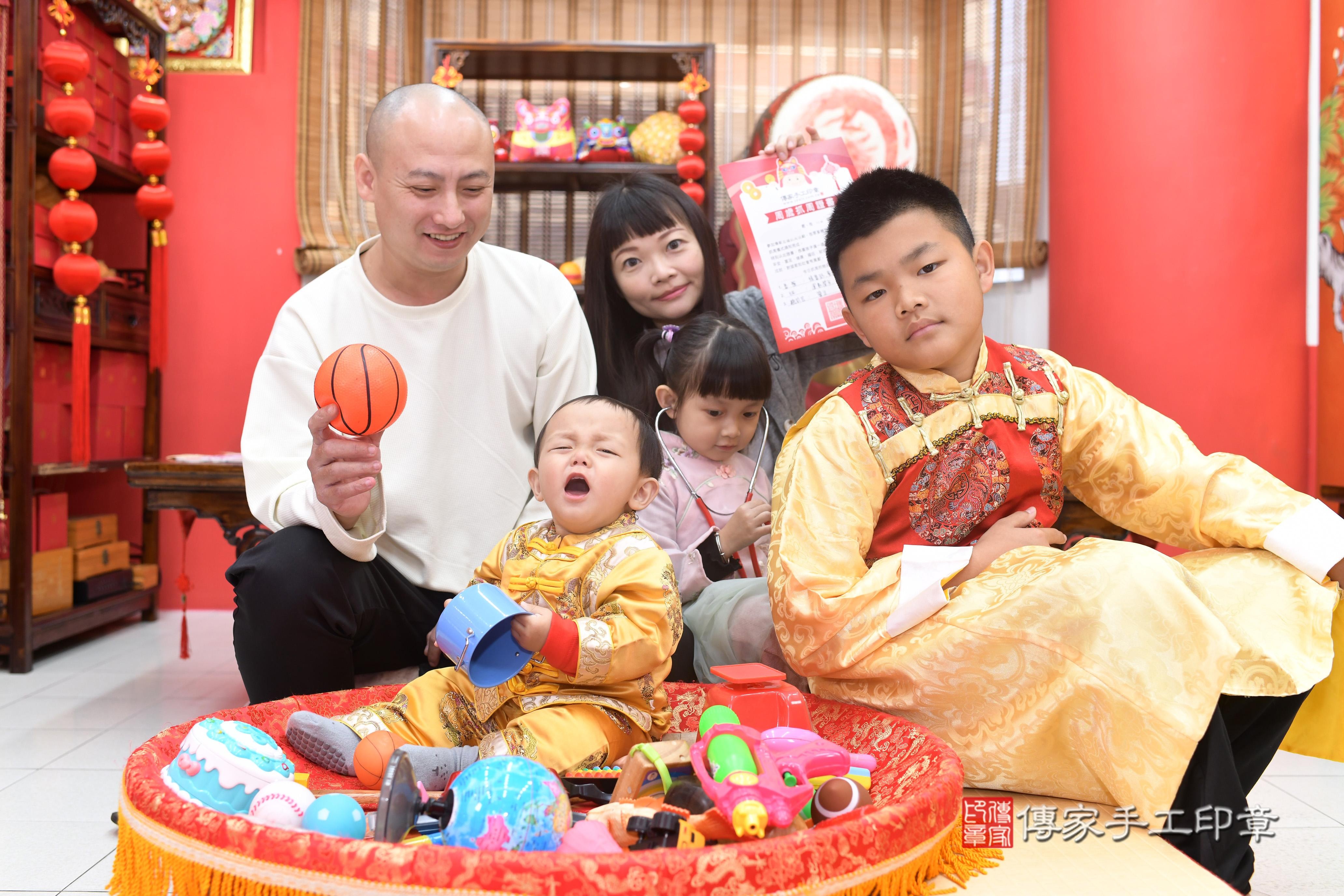 傳家手工印章高雄店、抓周、度脺、中國風會場、傳家嬰兒古禮、吉祥話、抓周道具物品24種、拍照。抓周證書。寶寶抓周、滿周歲、生日快樂、祝福