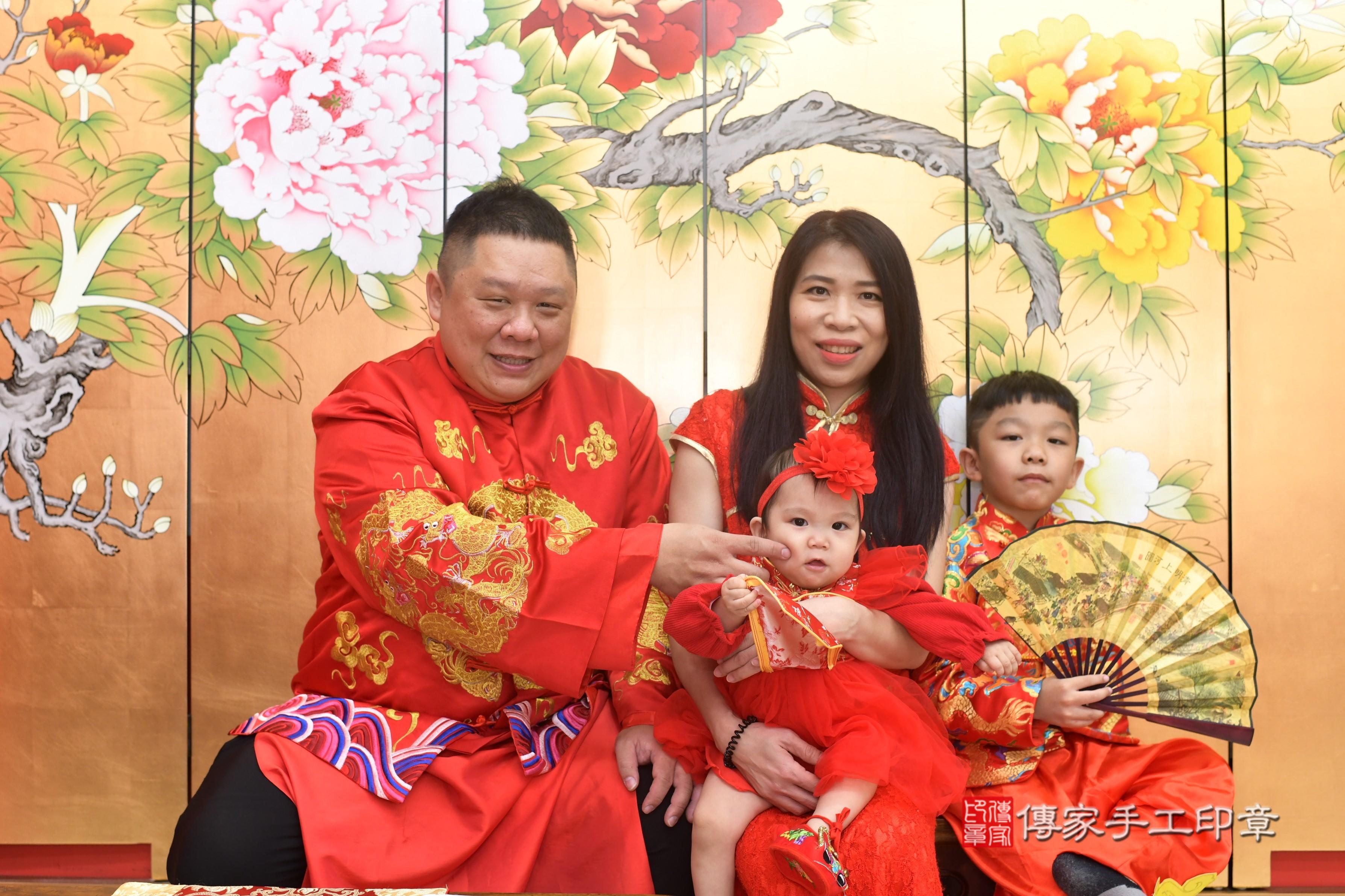 傳家手工印章高雄店、抓周、度脺、中國風會場、傳家嬰兒古禮、吉祥話、抓周道具物品24種、拍照。抓周證書。寶寶抓周、滿周歲、生日快樂、祝福