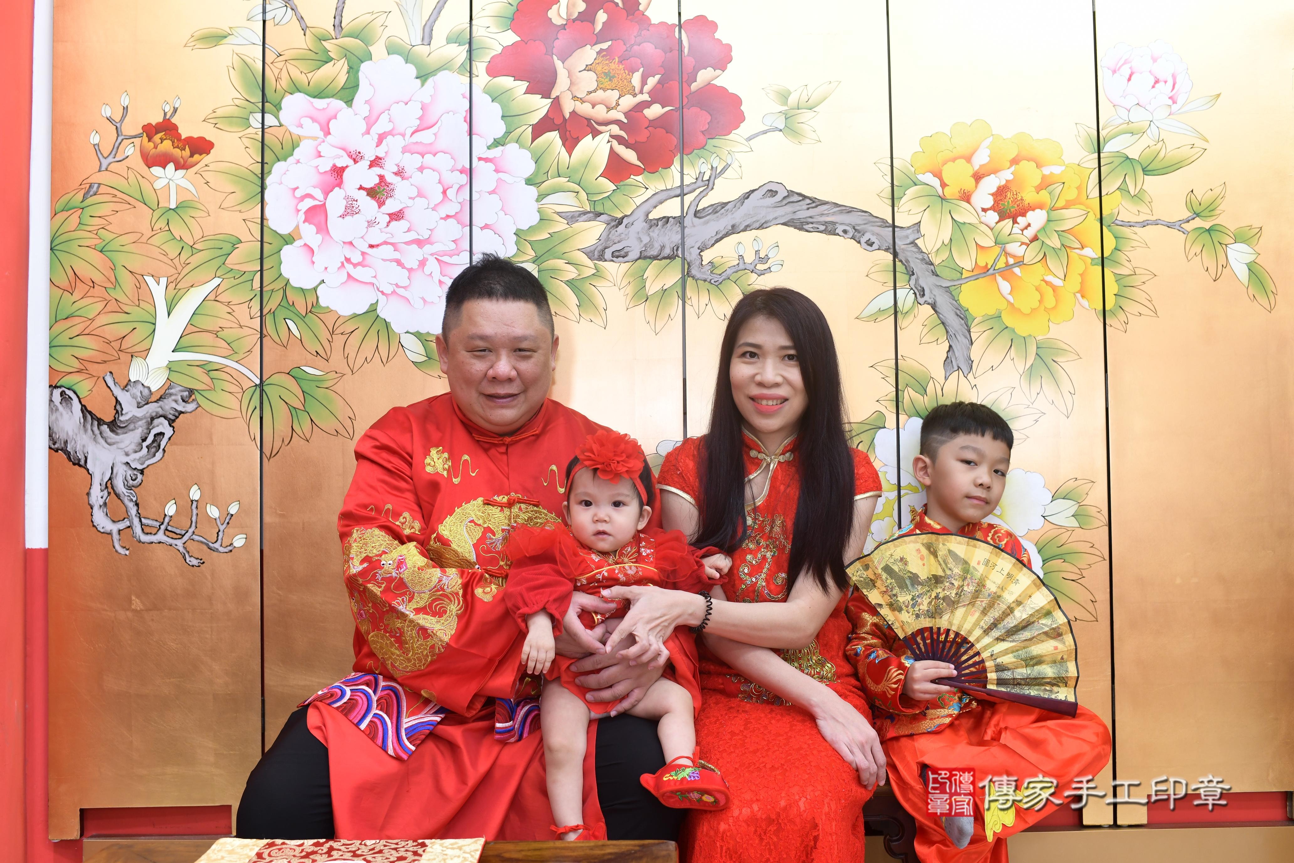 傳家手工印章高雄店、抓周、度脺、中國風會場、傳家嬰兒古禮、吉祥話、抓周道具物品24種、拍照。抓周證書。寶寶抓周、滿周歲、生日快樂、祝福
