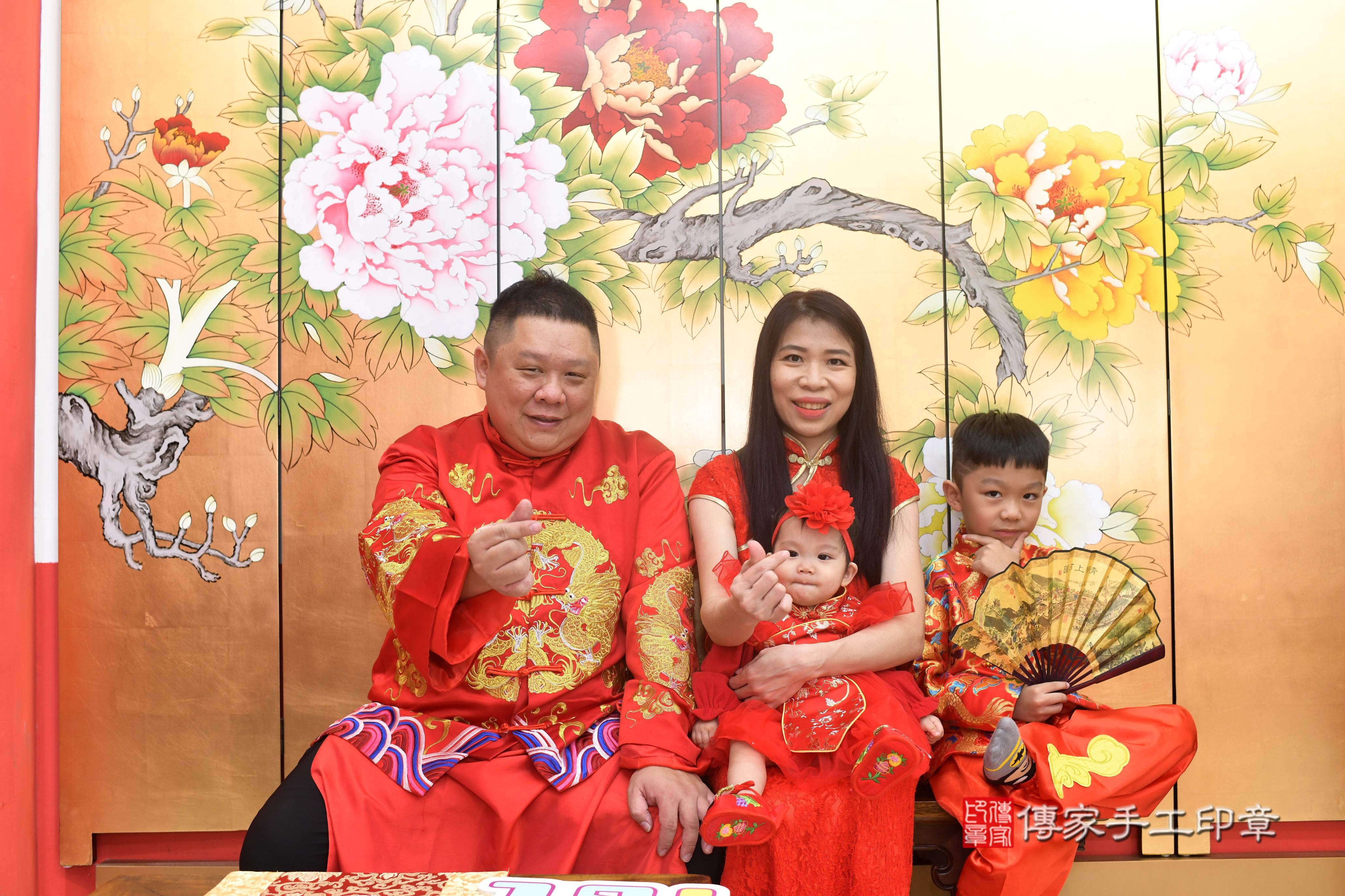 傳家手工印章高雄店、抓周、度脺、中國風會場、傳家嬰兒古禮、吉祥話、抓周道具物品24種、拍照。抓周證書。寶寶抓周、滿周歲、生日快樂、祝福