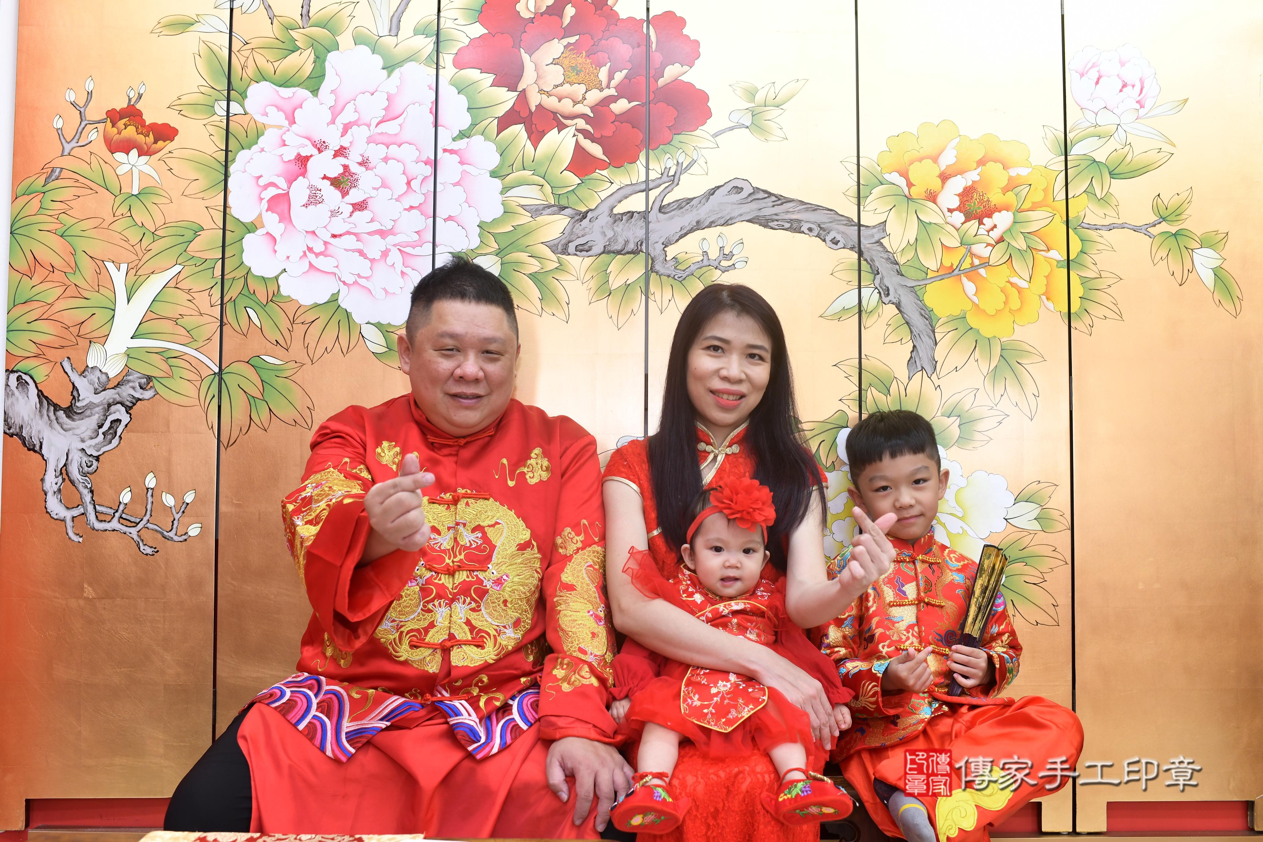 傳家手工印章高雄店、抓周、度脺、中國風會場、傳家嬰兒古禮、吉祥話、抓周道具物品24種、拍照。抓周證書。寶寶抓周、滿周歲、生日快樂、祝福