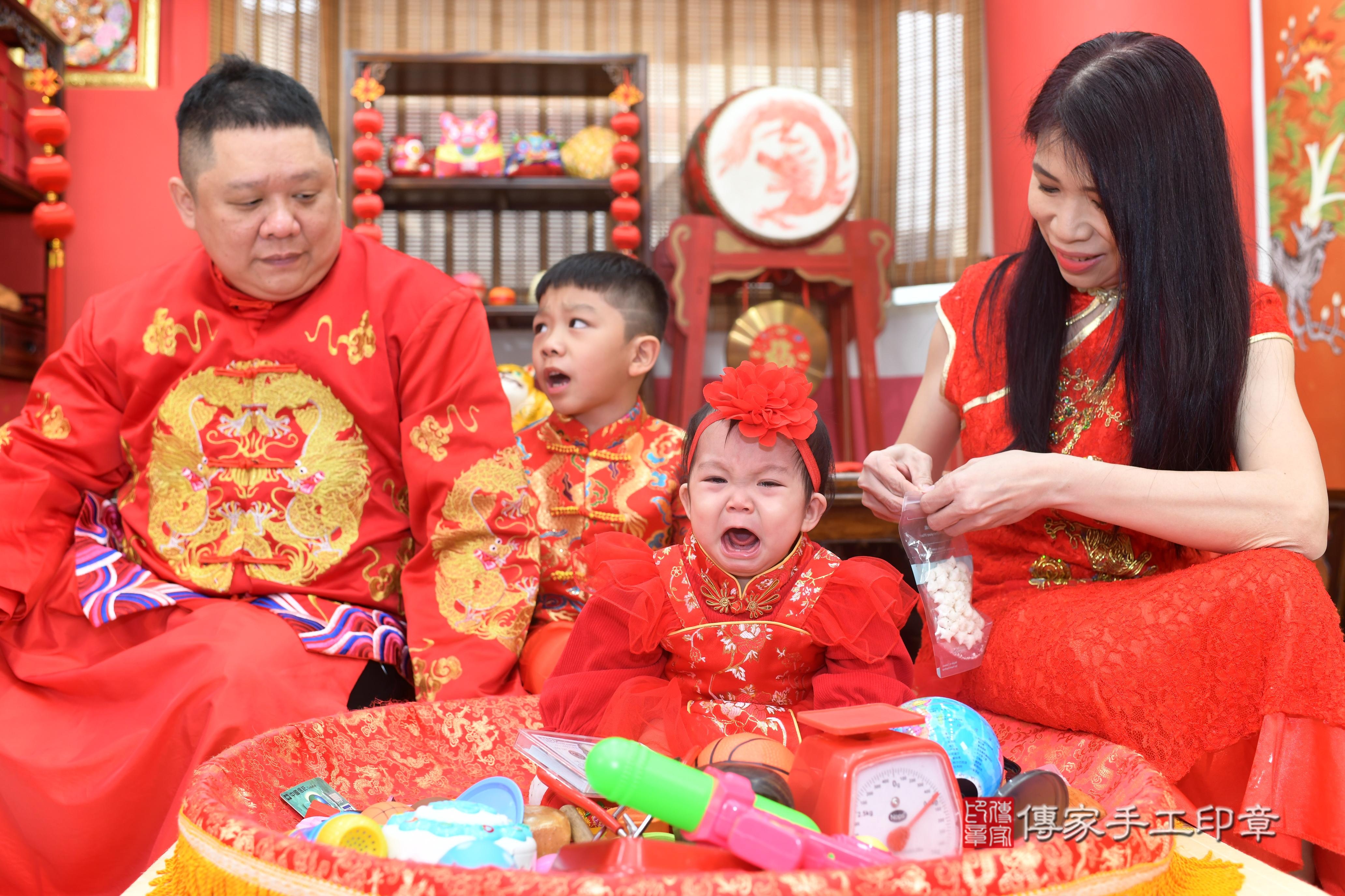傳家手工印章高雄店、抓周、度脺、中國風會場、傳家嬰兒古禮、吉祥話、抓周道具物品24種、拍照。抓周證書。寶寶抓周、滿周歲、生日快樂、祝福