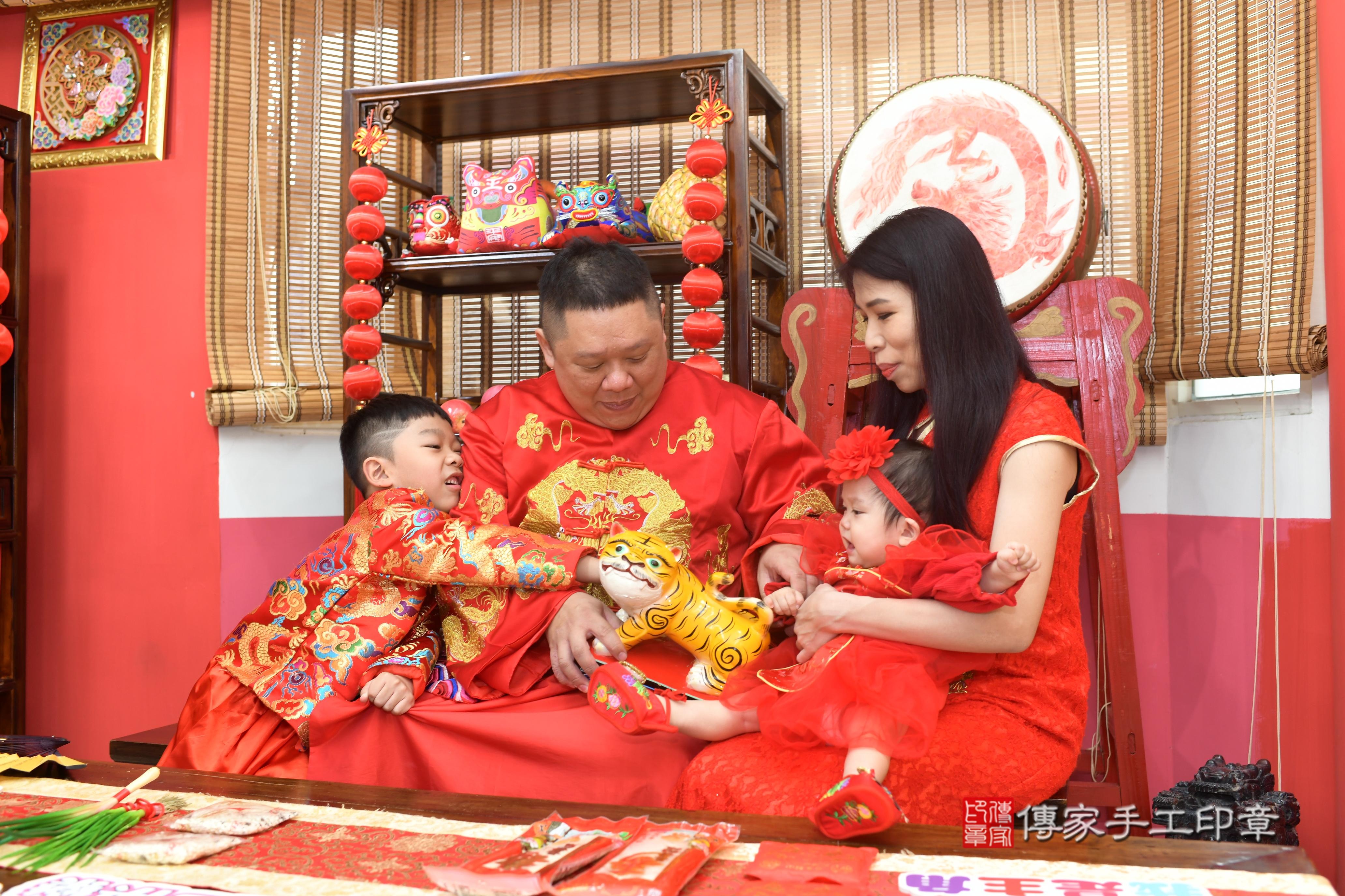 傳家手工印章高雄店、抓周、度脺、中國風會場、傳家嬰兒古禮、吉祥話、抓周道具物品24種、拍照。抓周證書。寶寶抓周、滿周歲、生日快樂、祝福
