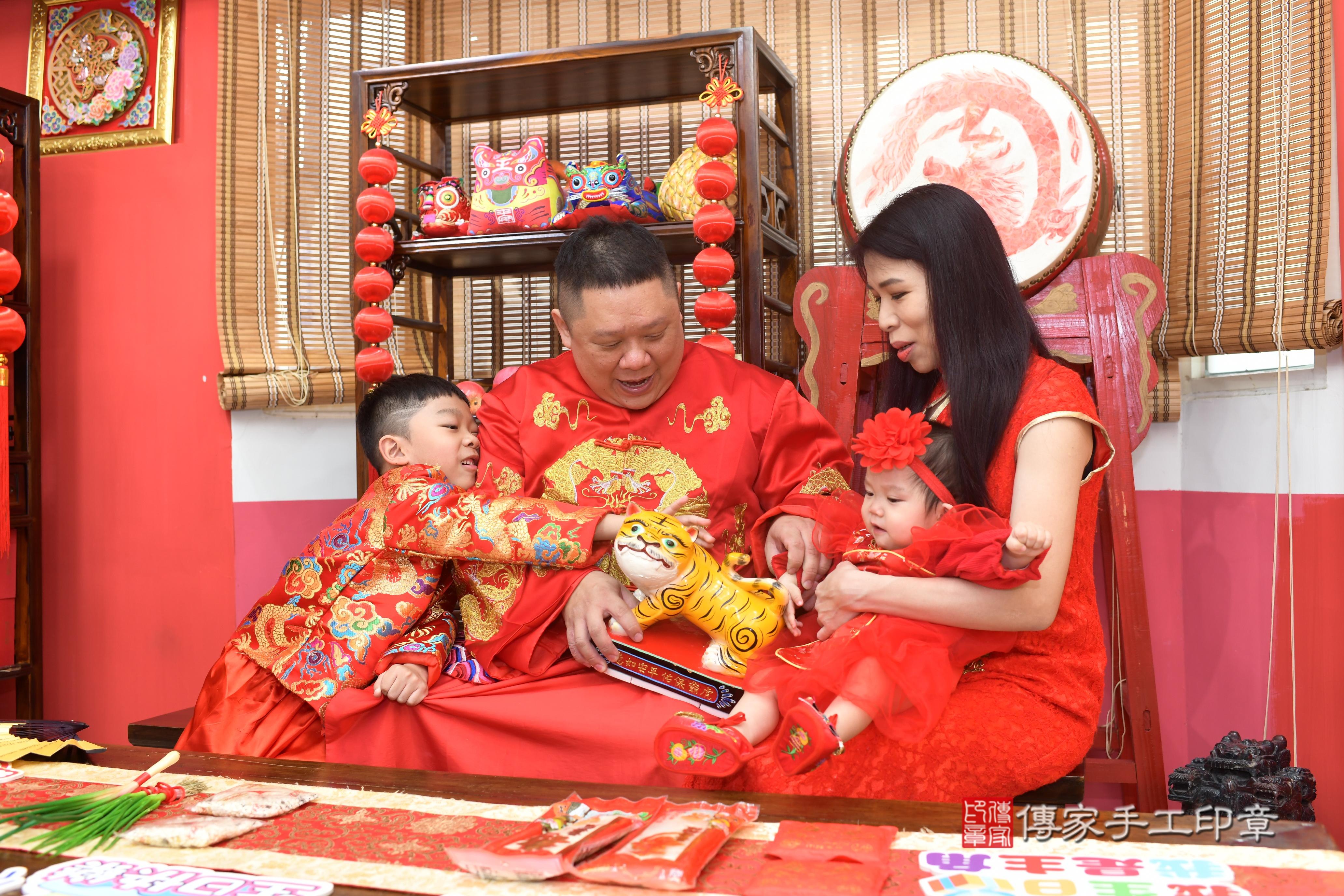 傳家手工印章高雄店、抓周、度脺、中國風會場、傳家嬰兒古禮、吉祥話、抓周道具物品24種、拍照。抓周證書。寶寶抓周、滿周歲、生日快樂、祝福